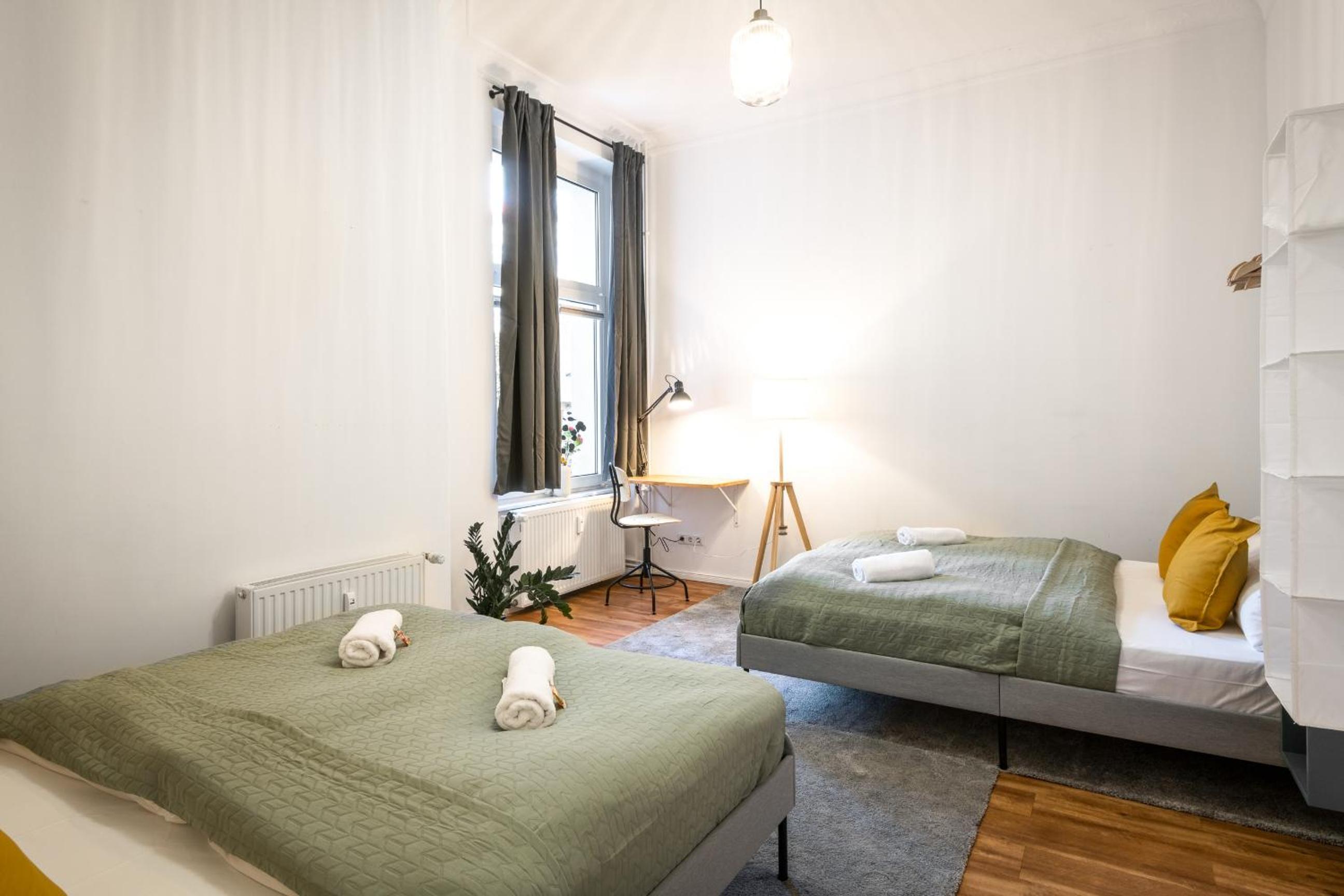 Sonnig & Helle Wohnung Alexanderplatz in 15min zu erreichen, Herthastraße sehr schön und groß für Gruppen geeignet