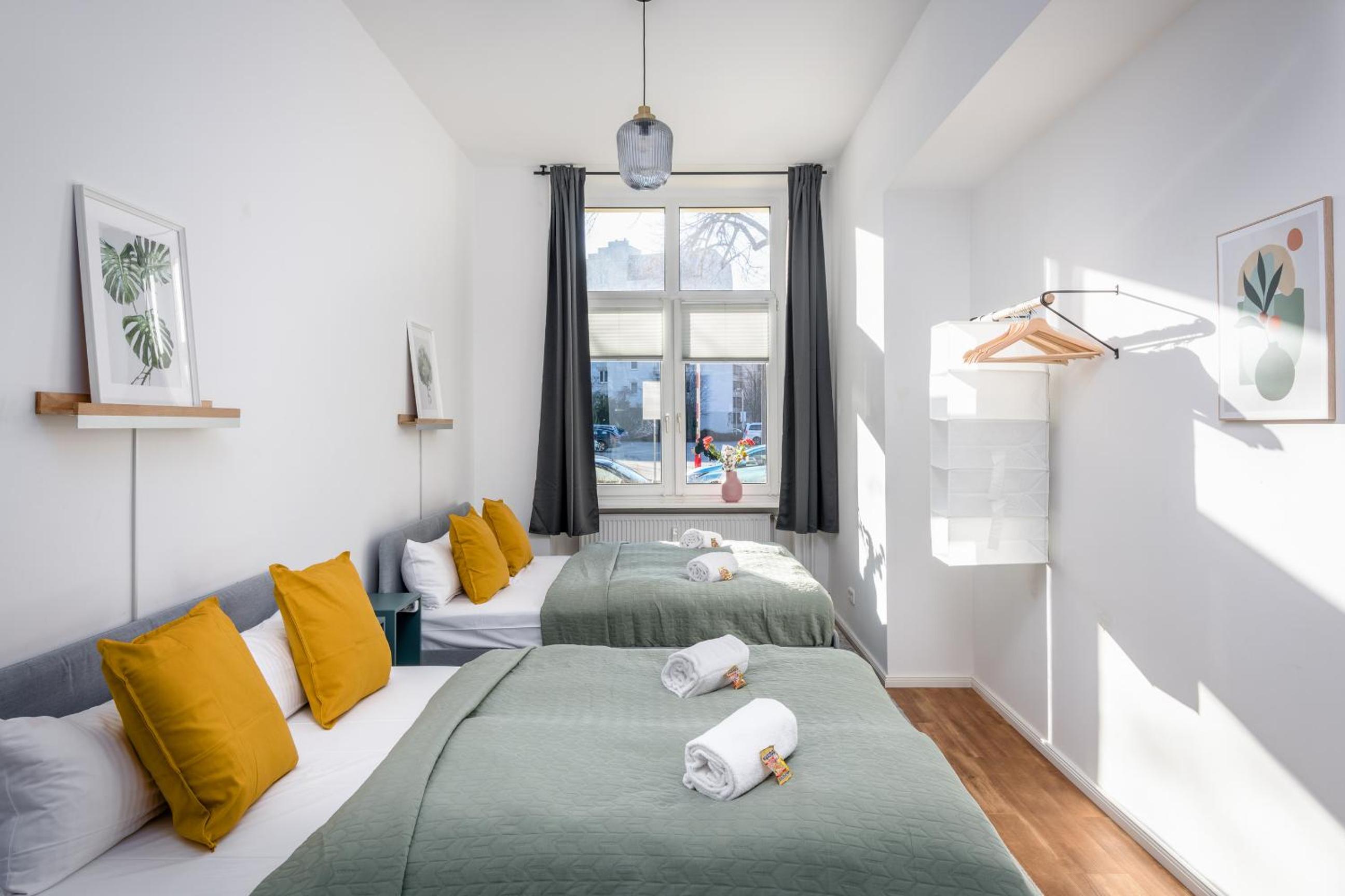 Sonnig & Helle Wohnung Alexanderplatz in 15min zu erreichen, Herthastraße sehr schön und groß für Gruppen geeignet