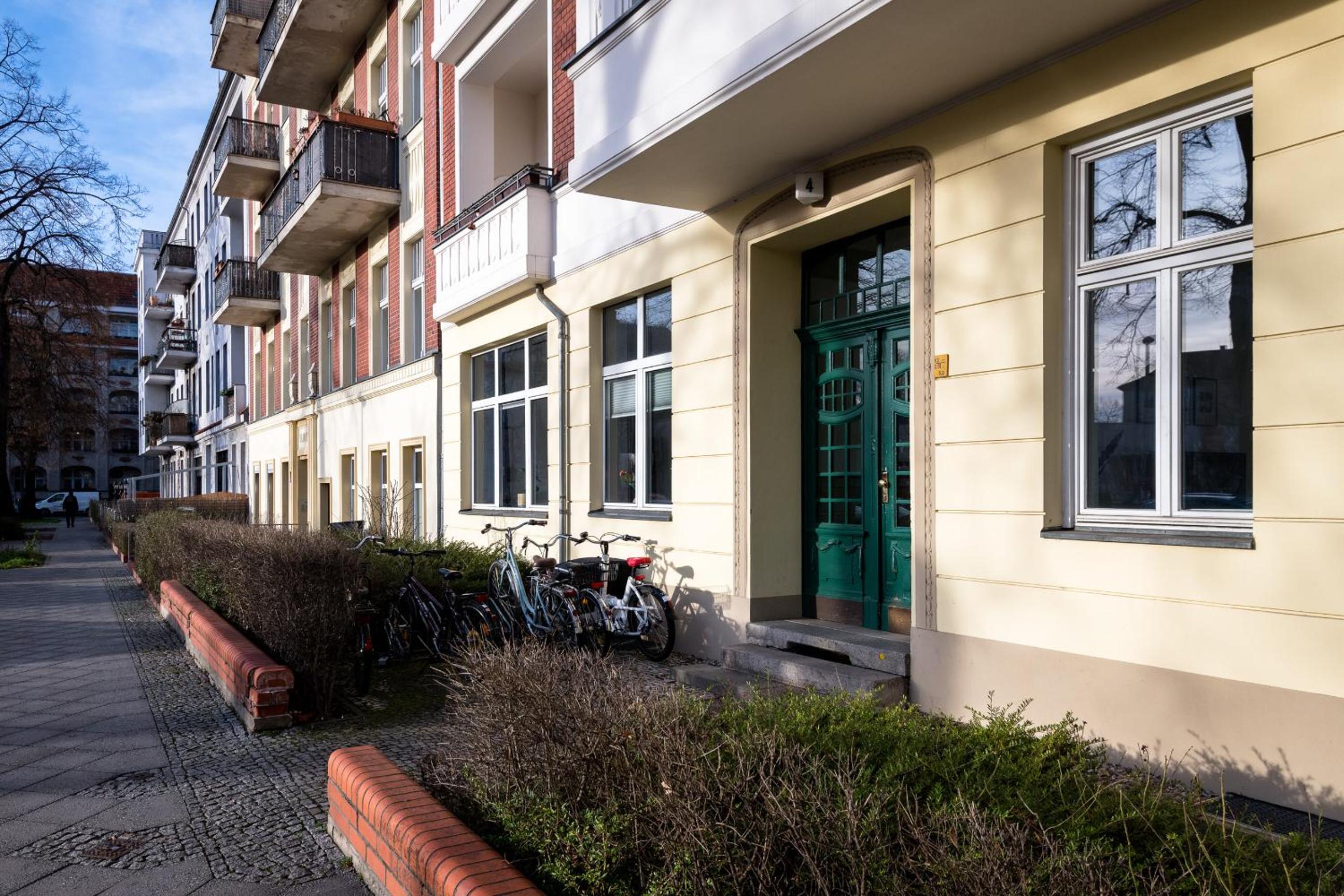 Sonnig & Helle Wohnung Alexanderplatz in 15min zu erreichen, Herthastraße sehr schön und groß für Gruppen geeignet