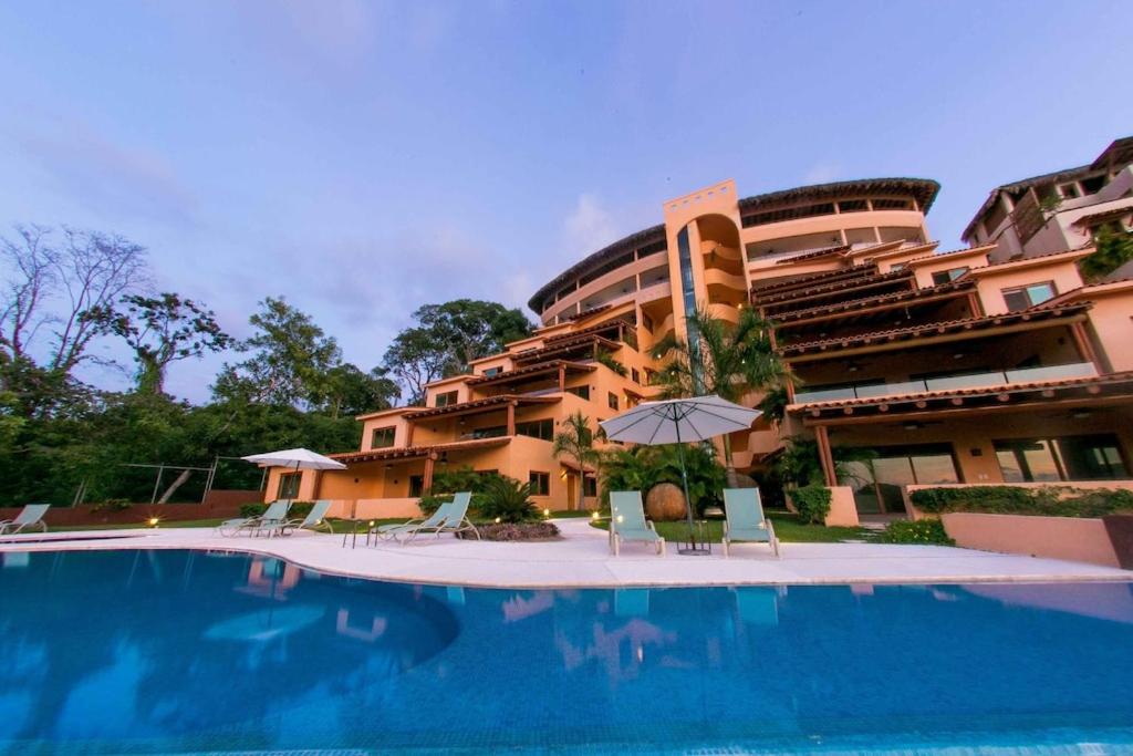 Spectacular Oceanview Penthouse at Ixtapa