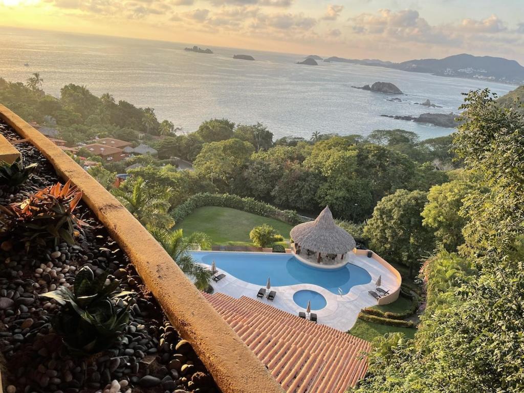 Spectacular Oceanview Penthouse at Ixtapa