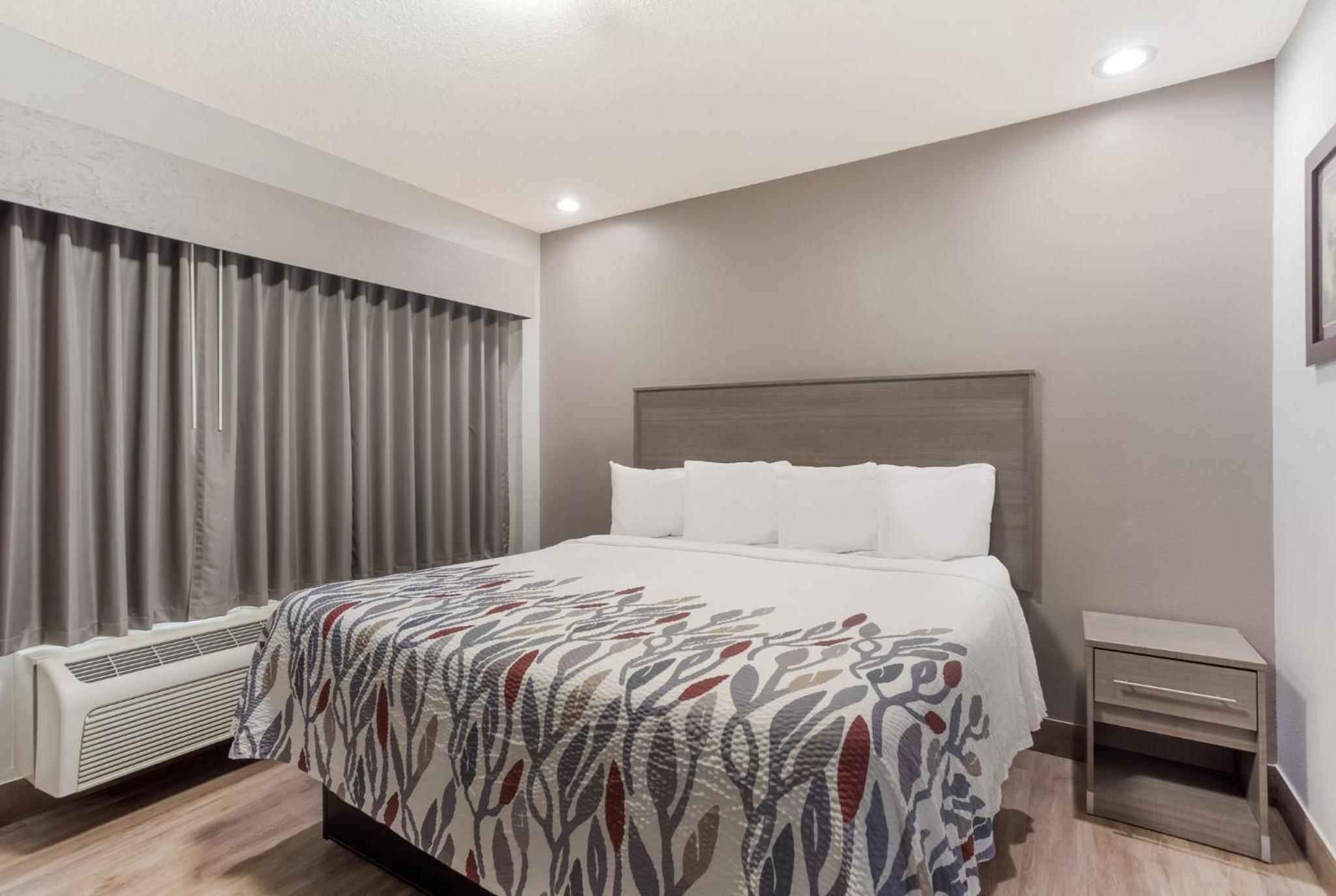 Corbin Vacations - Red Roof Inn  Suites Corbin - Property Image 5