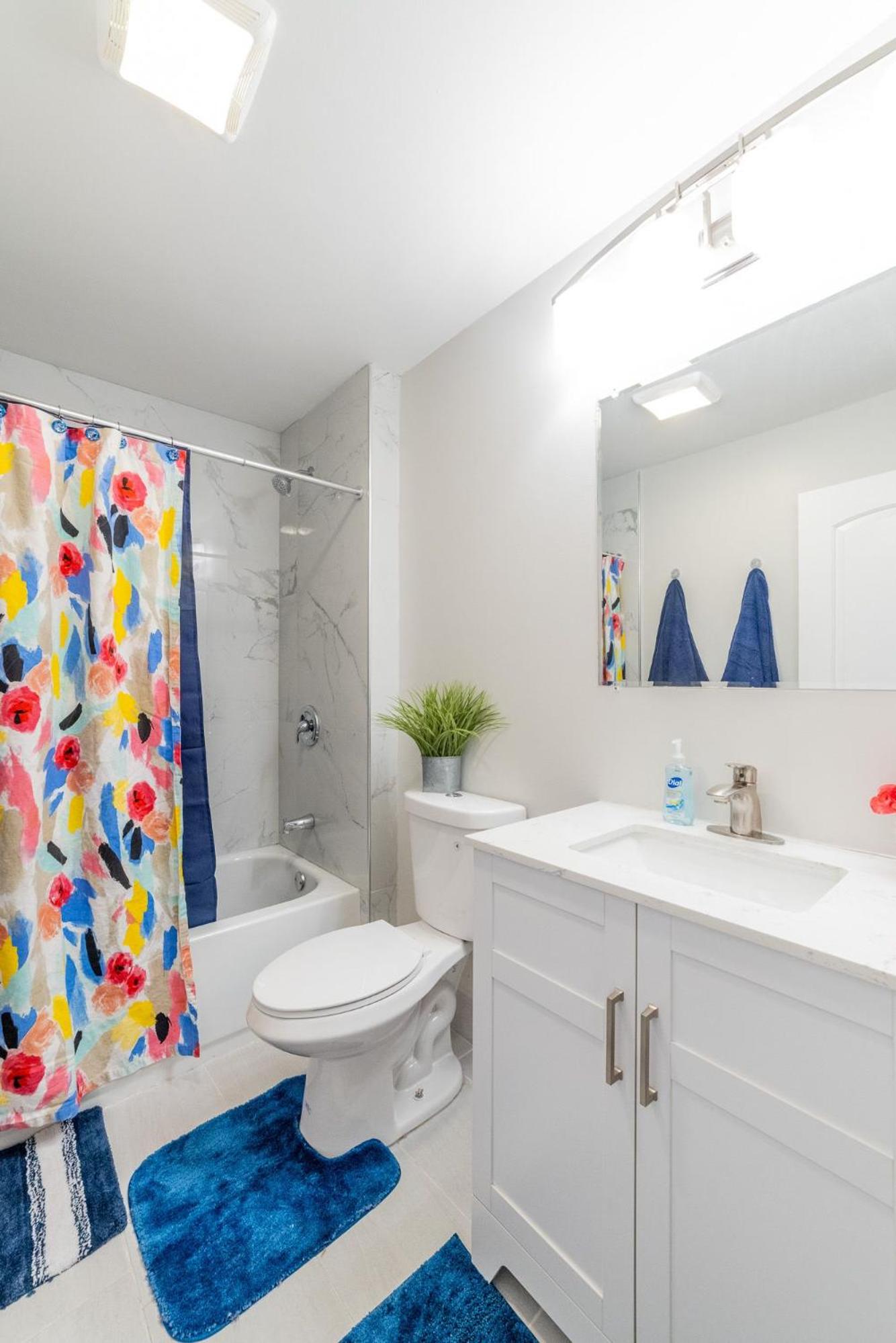 Luxury Chicago TH is a 10-minute drive to DWTN, perfect for city access RSV Now view 2