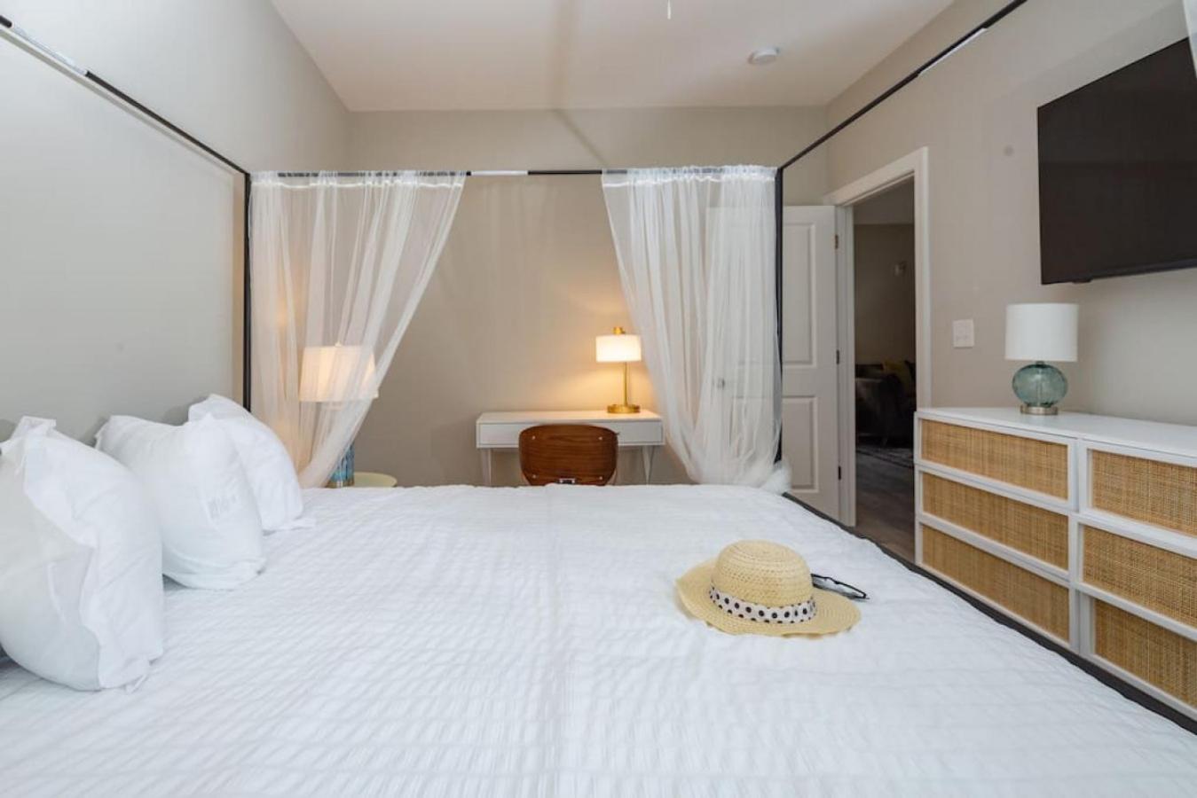 Modern 4BR Ground Level King Beds Steps 2 Beach C view 3