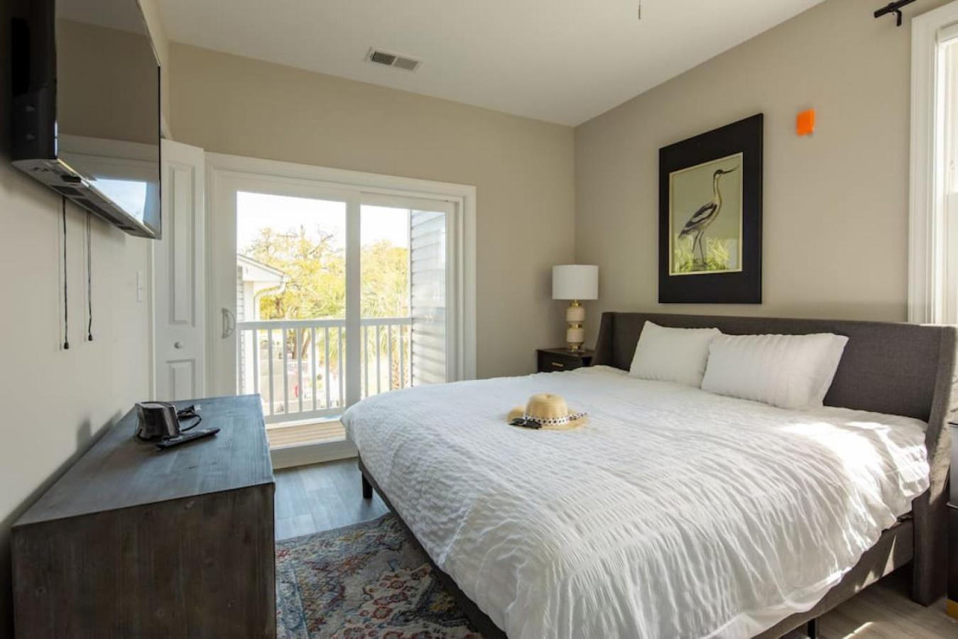 Modern 4BR Ground Level King Beds Steps 2 Beach C view 4