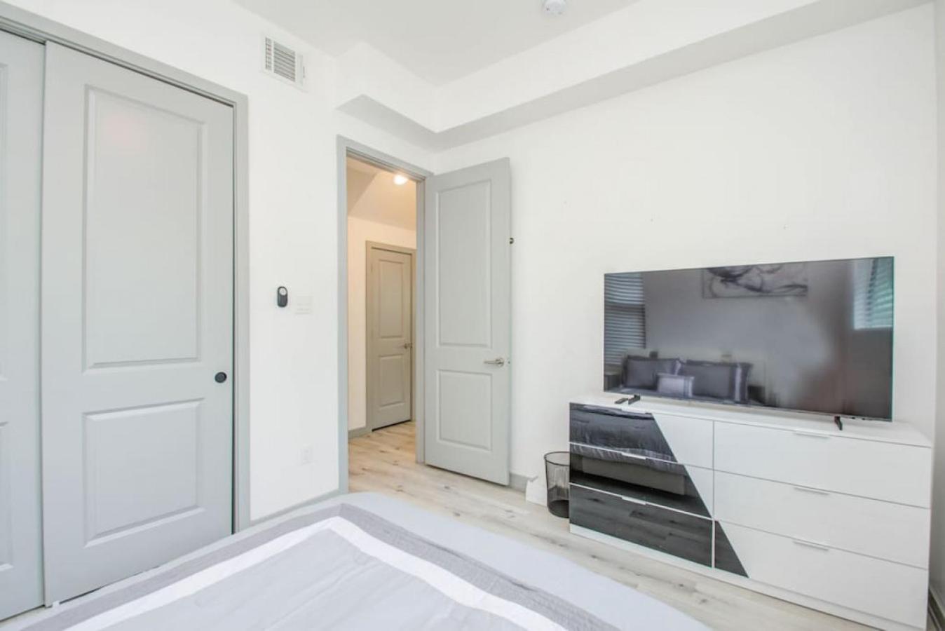 Modern 4 Bedroom 4 Full Bathroom Near Downtown