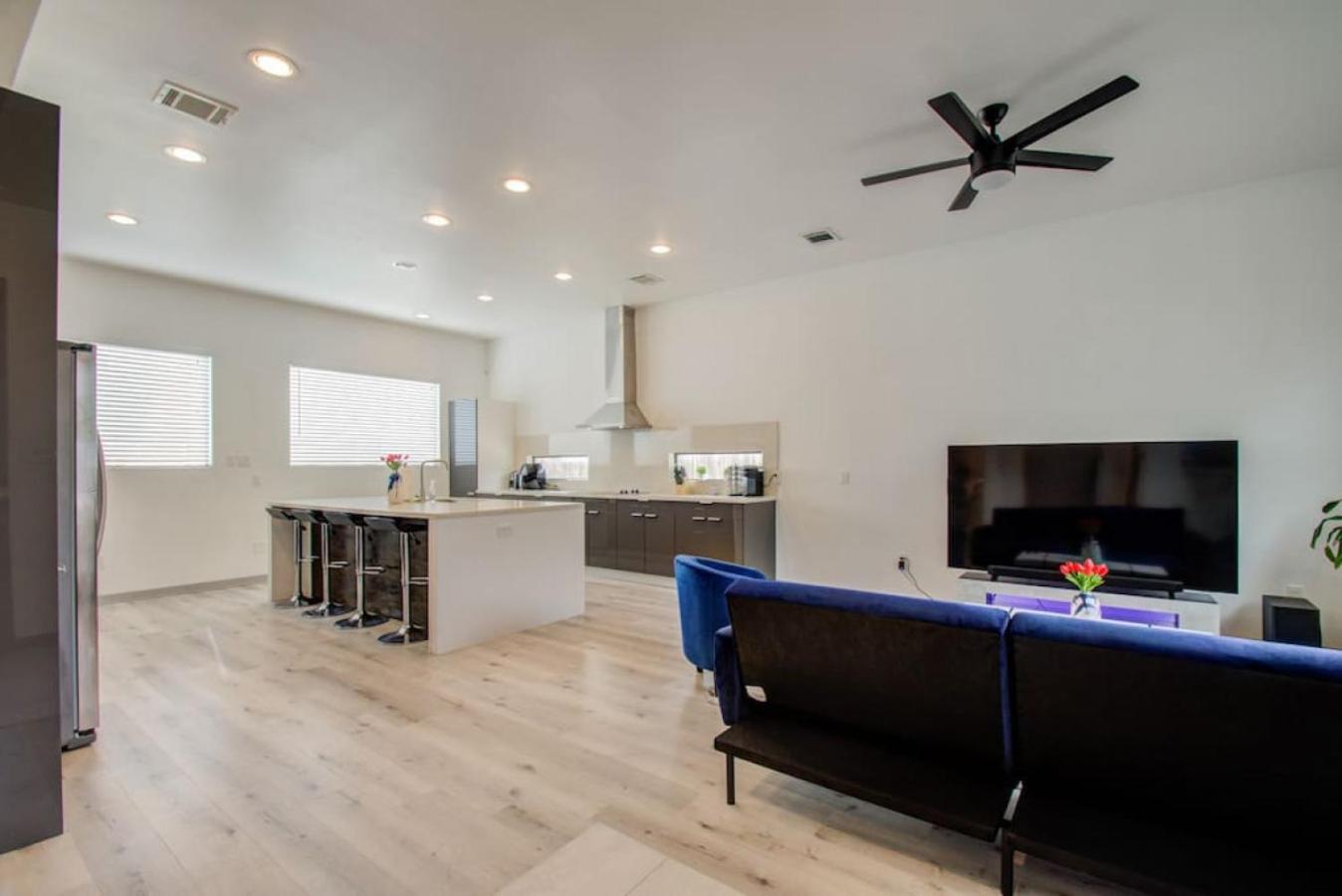 Modern 4 Bedroom 4 Full Bathroom Near Downtown