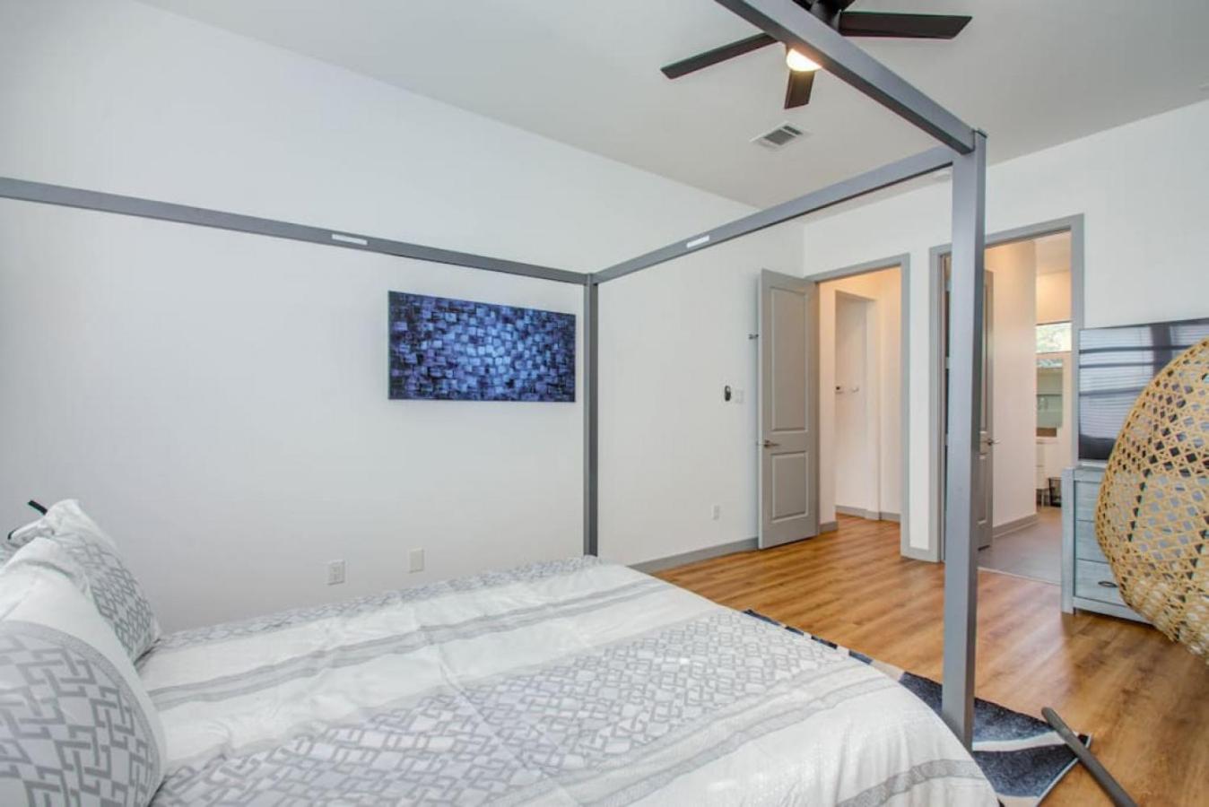 Modern 4 Bedroom 4 Full Bathroom Near Downtown