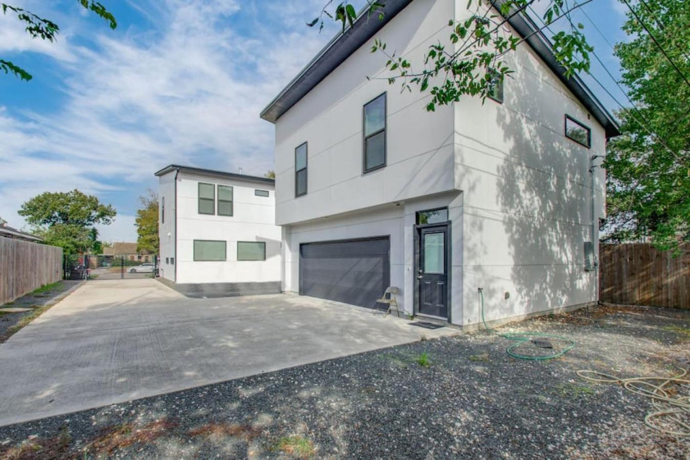 Modern 4 Bedroom 4 Full Bathroom Near Downtown