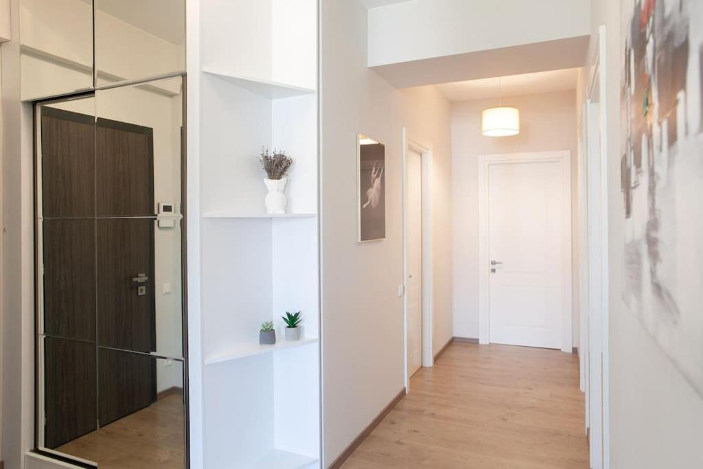 Spacious 3-Bedroom Apartment, 16th Floor - City Views - Free Parking - 2 Min to Metro view 4