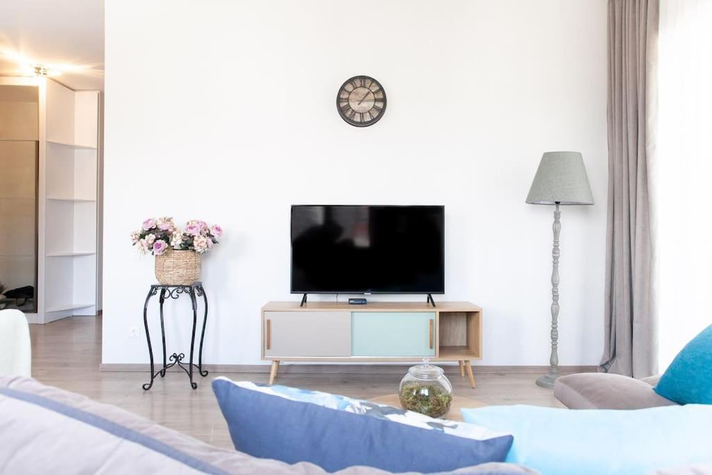 Spacious 3-Bedroom Apartment, 16th Floor - City Views - Free Parking - 2 Min to Metro view 5