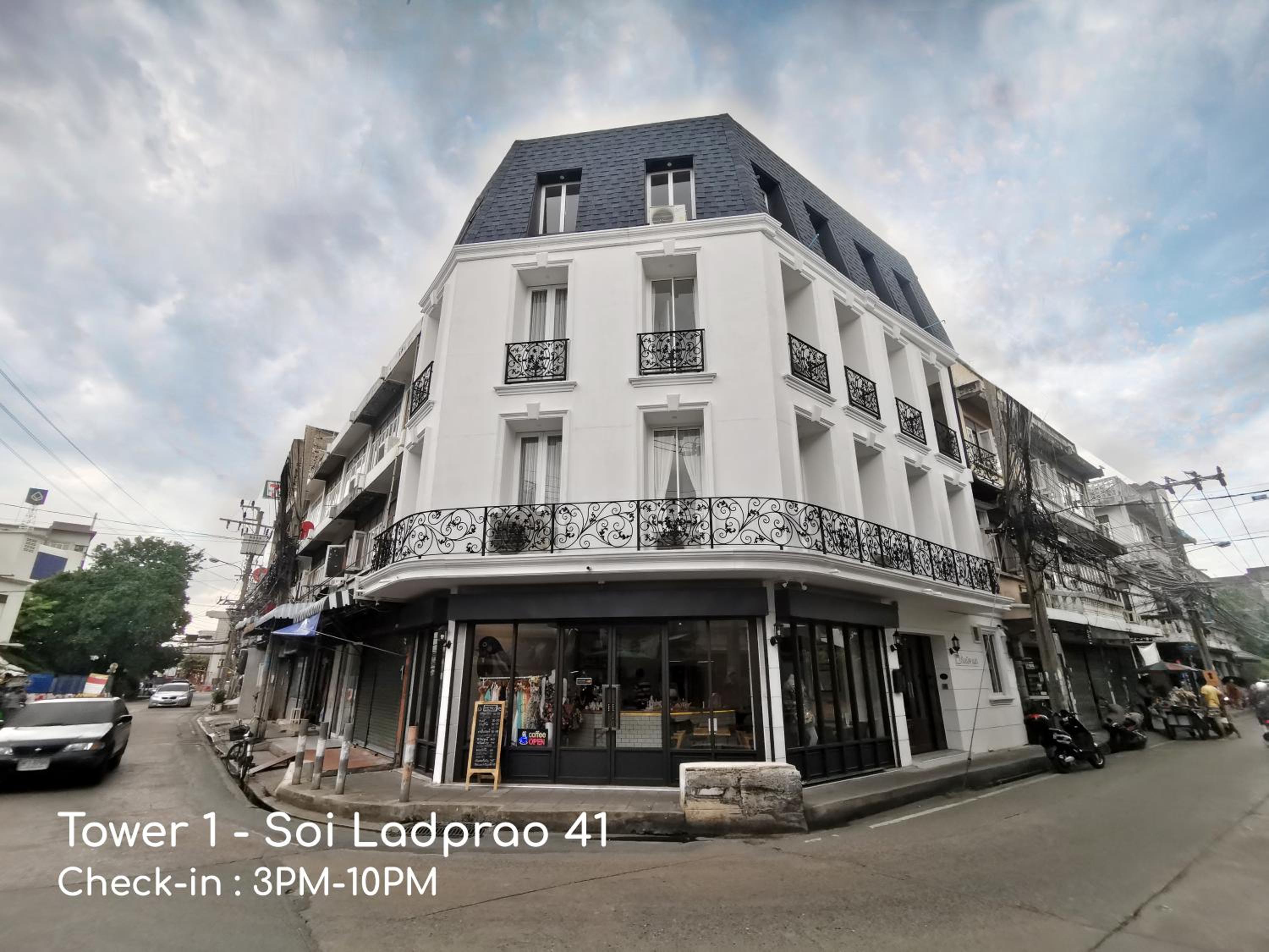 Hotel Double Bed Hotel - Image 1