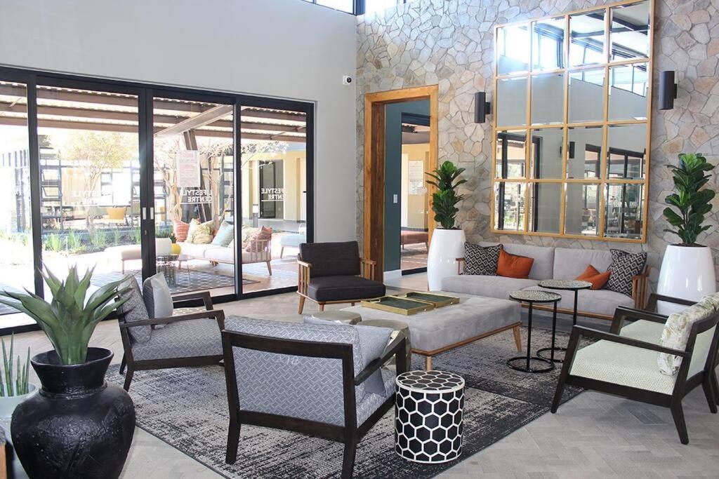 Modern 3-bed Garden Apartment in Waterfall view 2