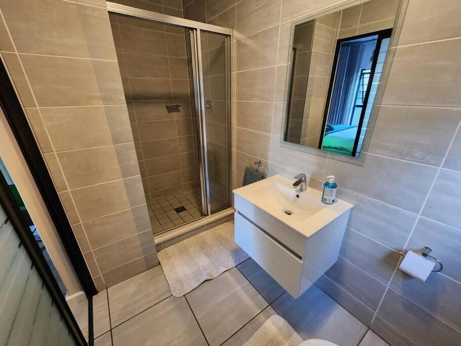 Modern 3-bed Garden Apartment in Waterfall view 3