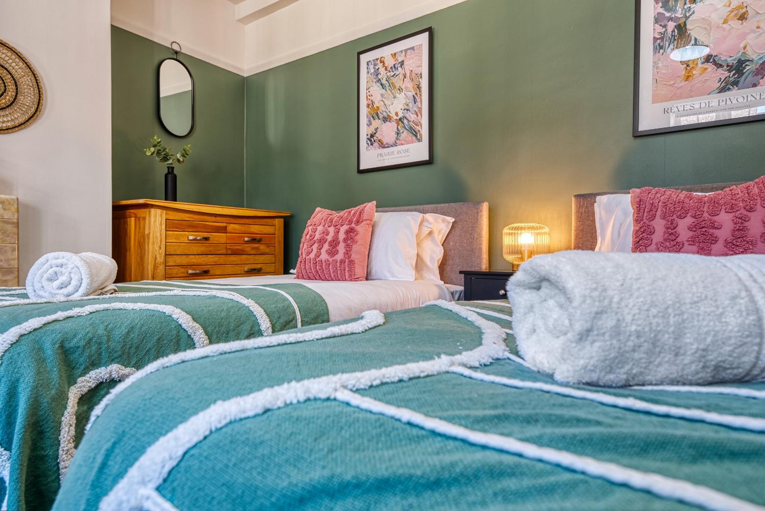Brewery Loft - 3 Bedroom Bright Spacious apartment in the centre of town, Wifi, Netflix view 2