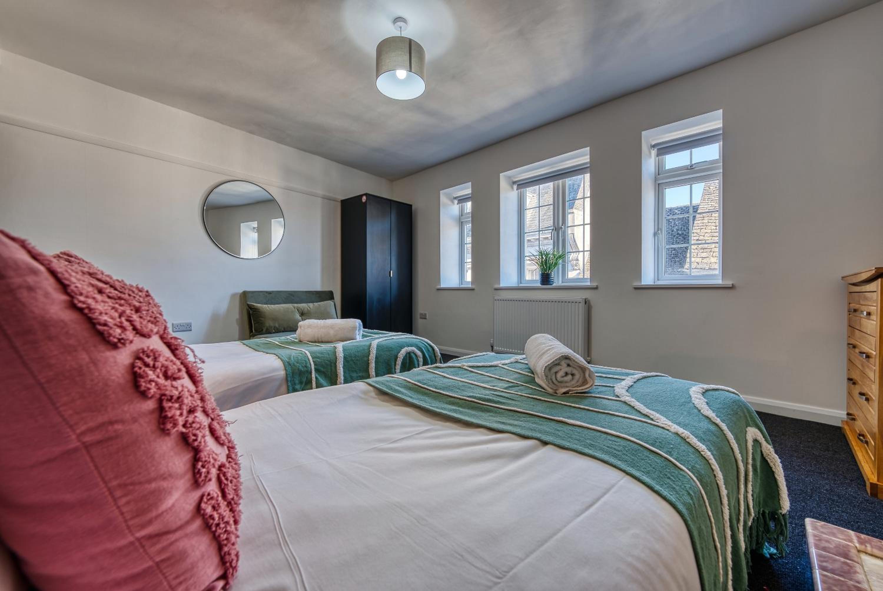Brewery Loft - 3 Bedroom Bright Spacious apartment in the centre of town, Wifi, Netflix view 3