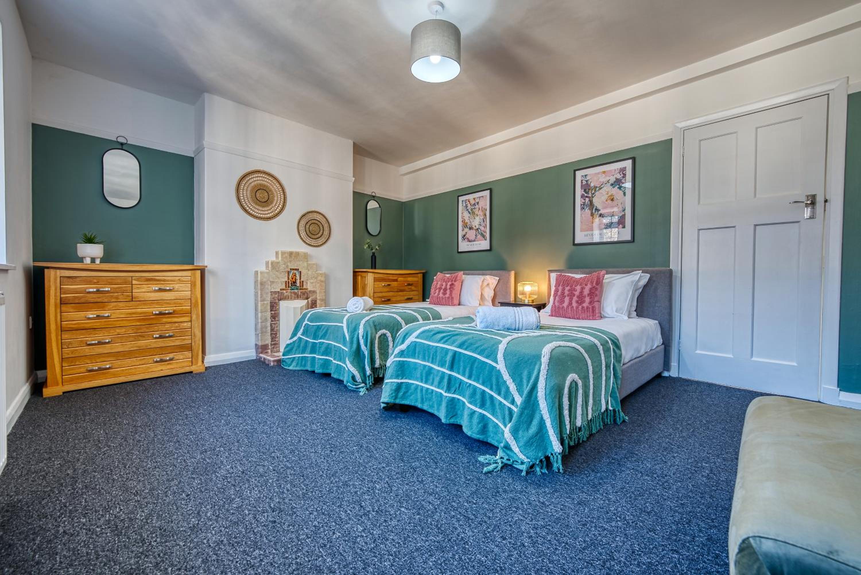 Brewery Loft - 3 Bedroom Bright Spacious apartment in the centre of town, Wifi, Netflix view 5