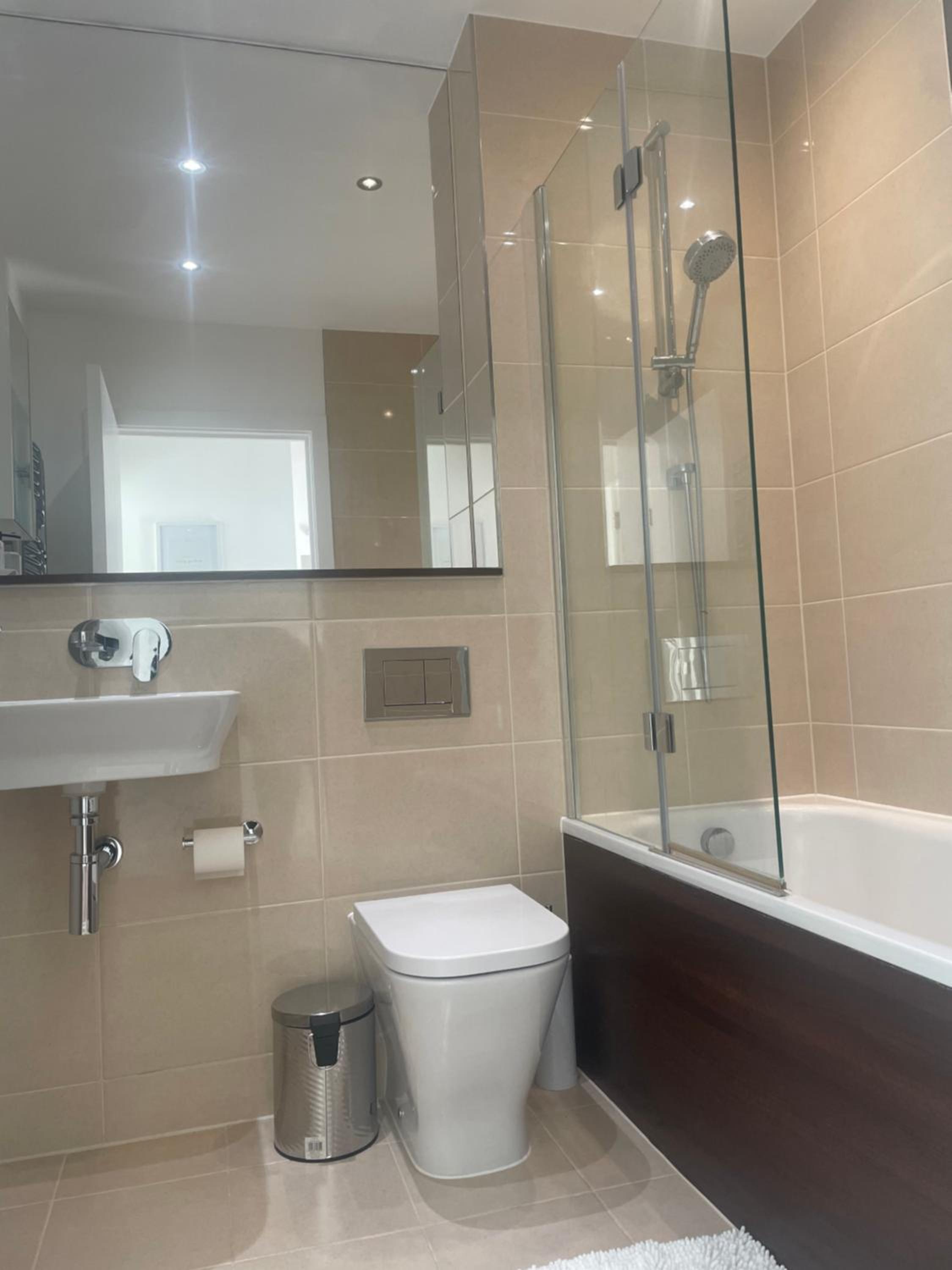 2BR 2BA Top Floor Penthouse Apartment in RG2 - Ideal for Business Travellers & Contractors, Free Parking & Sleeps Up To 6 view 3