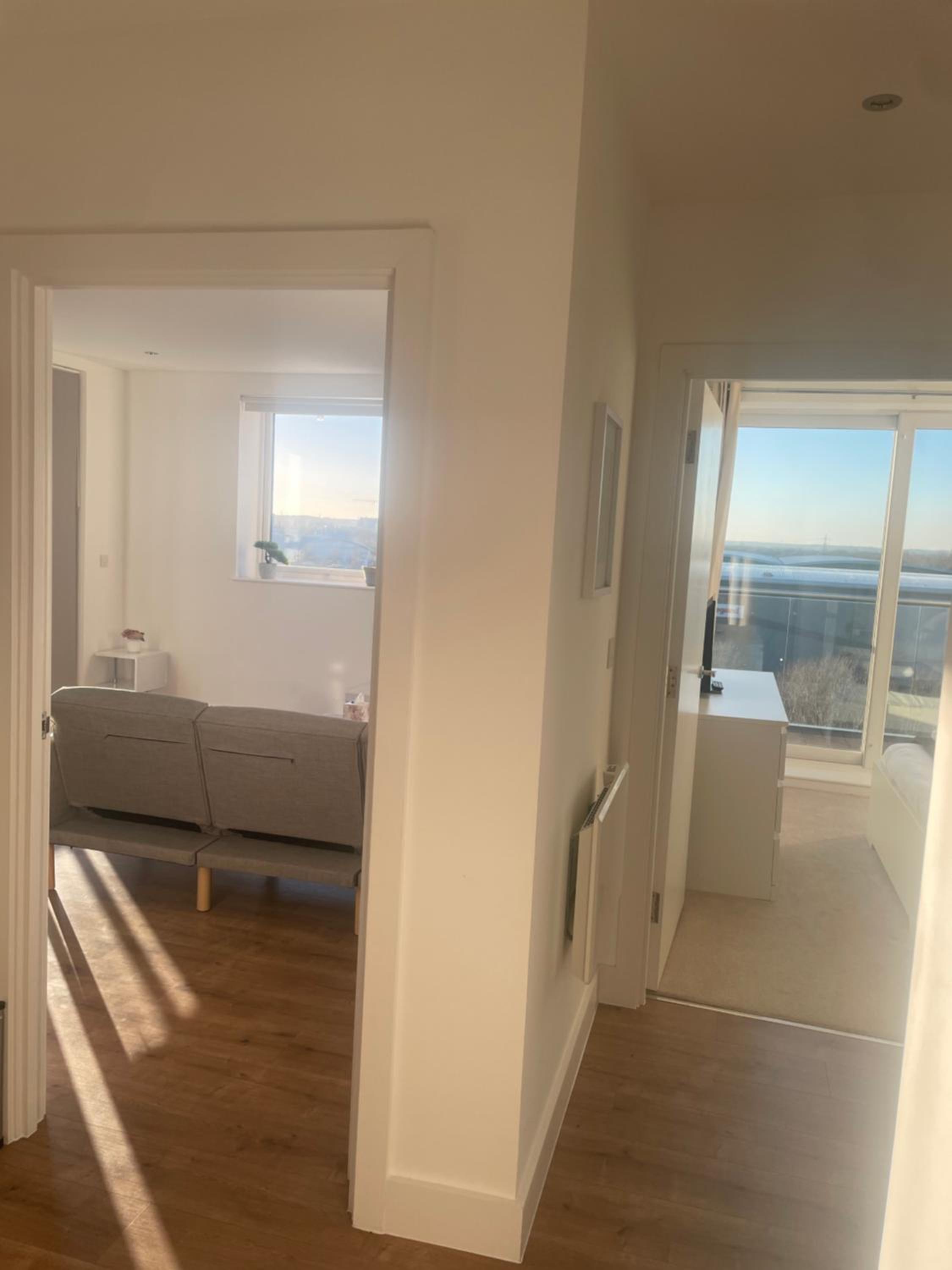 2BR 2BA Top Floor Penthouse Apartment in RG2 - Ideal for Business Travellers & Contractors, Free Parking & Sleeps Up To 6 view 2