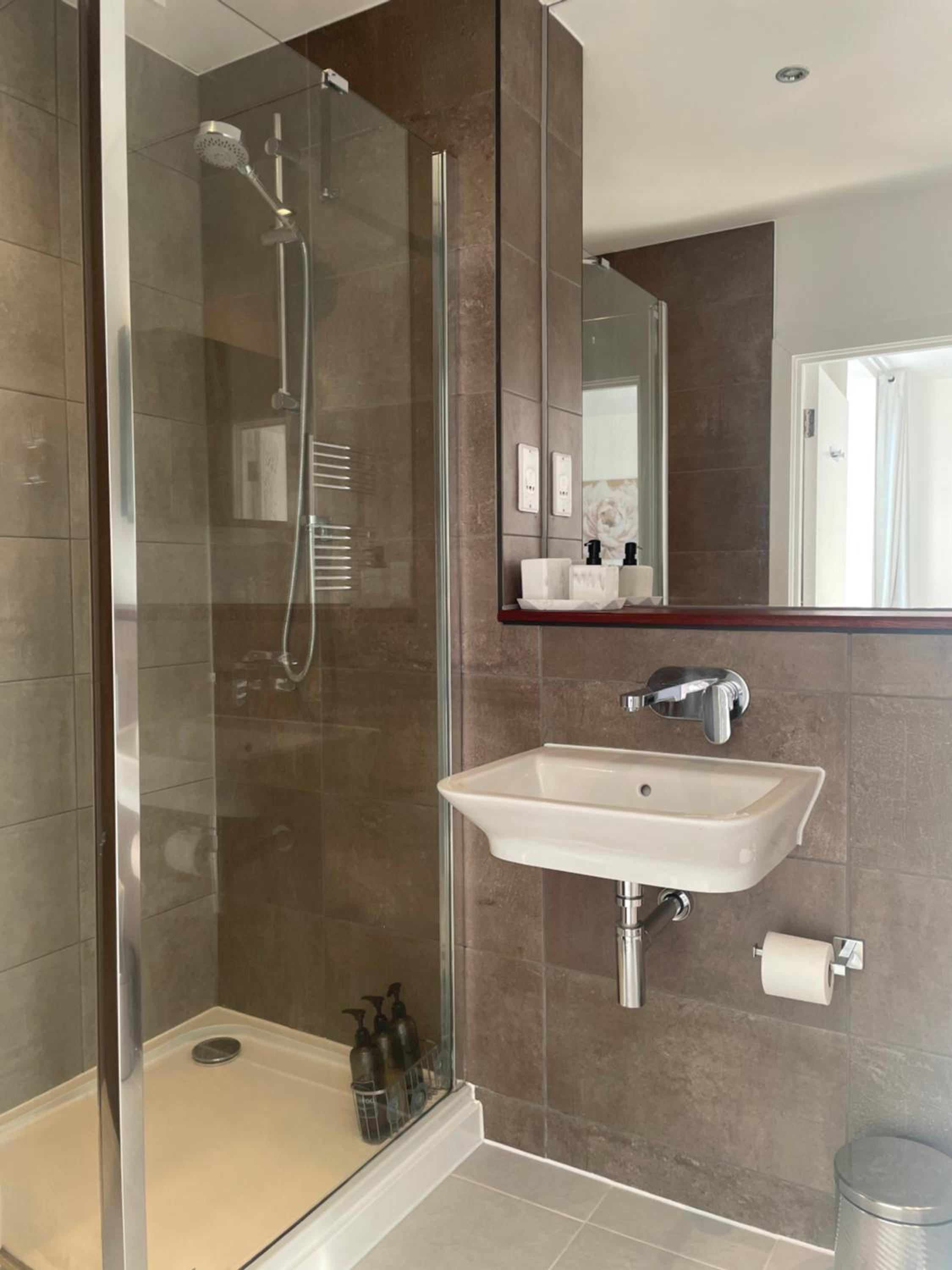 2BR 2BA Top Floor Penthouse Apartment in RG2 - Ideal for Business Travellers & Contractors, Free Parking & Sleeps Up To 6 view 5