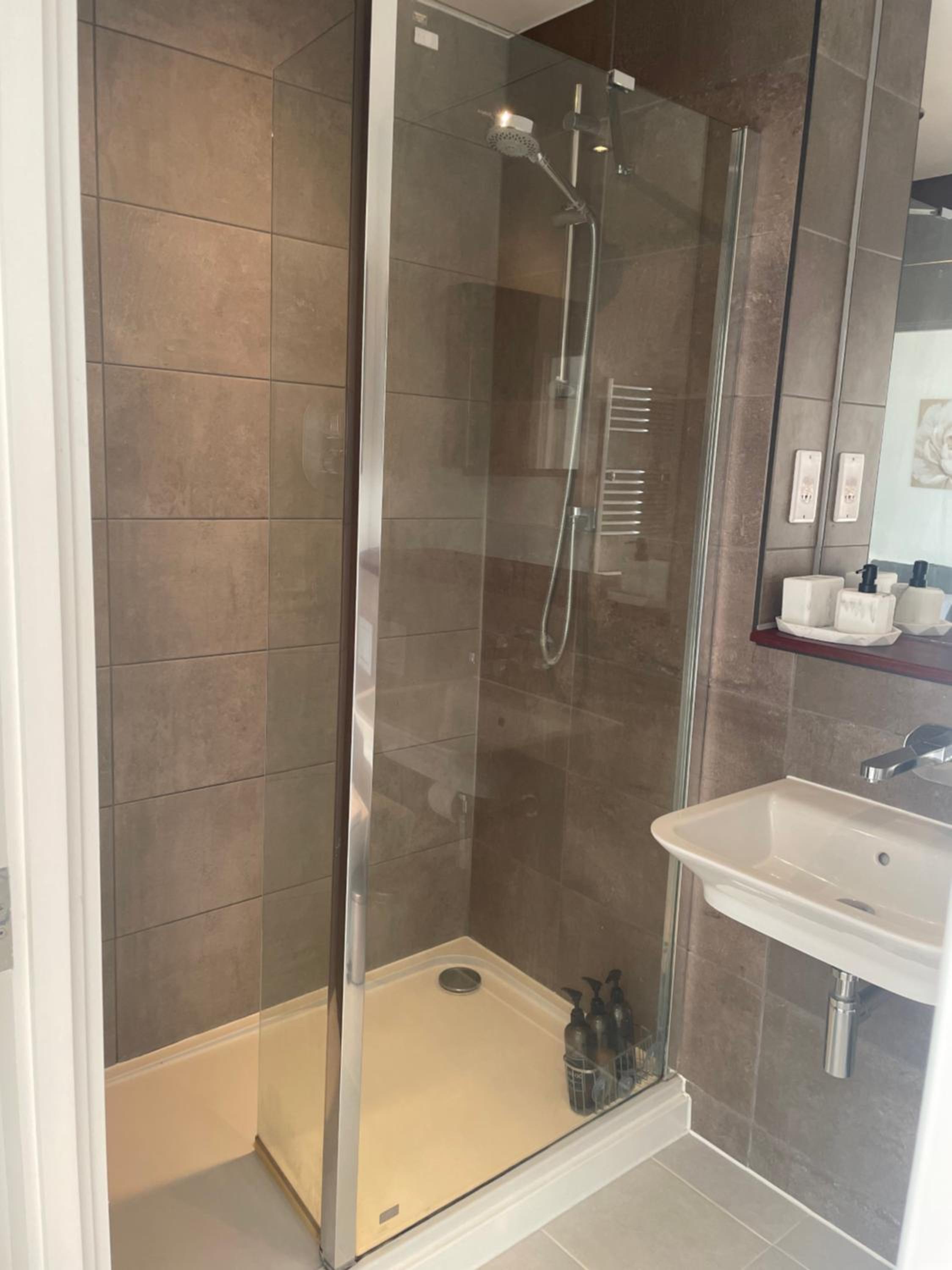 2BR 2BA Top Floor Penthouse Apartment in RG2 - Ideal for Business Travellers & Contractors, Free Parking & Sleeps Up To 6 view 4