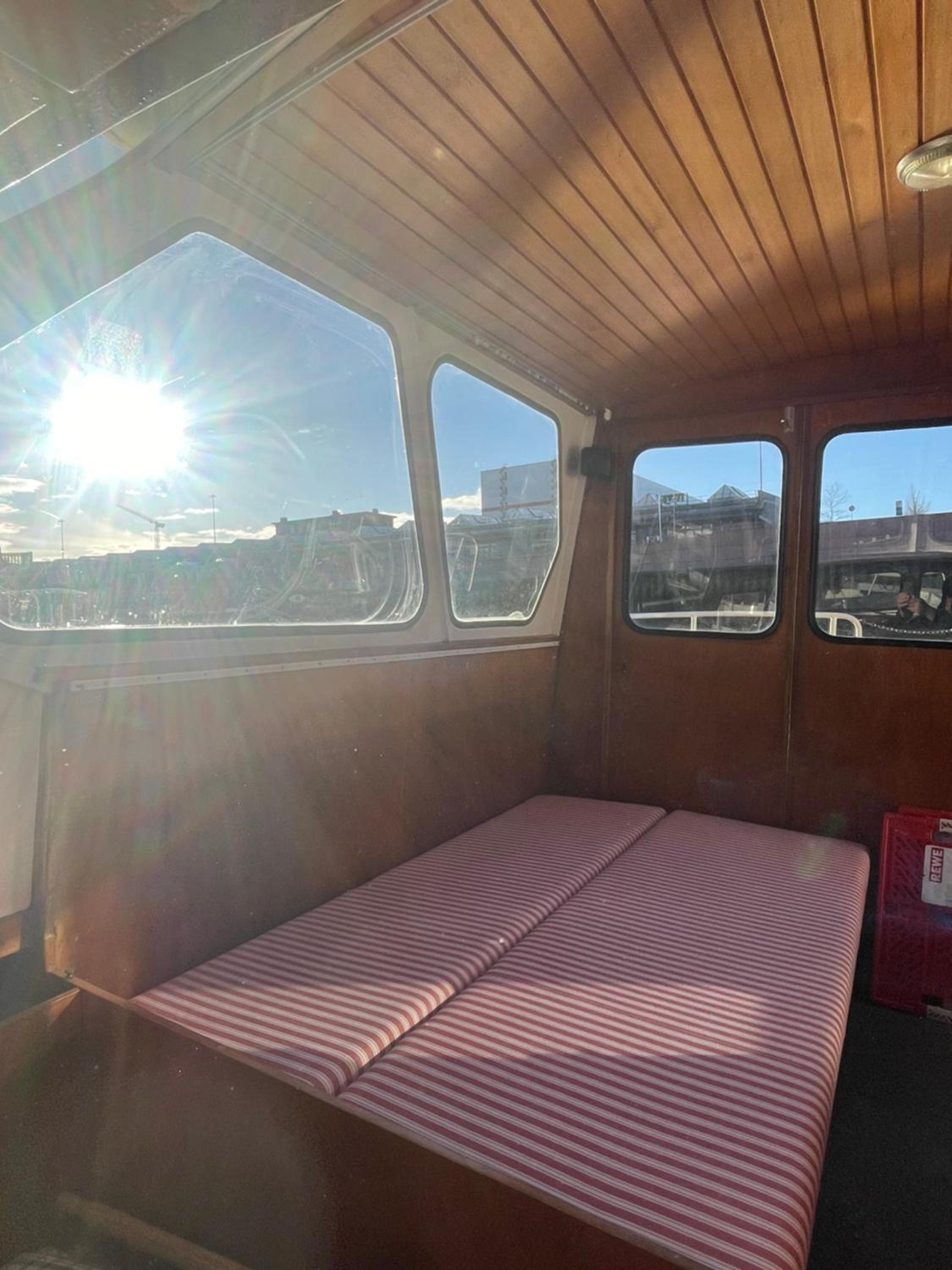 Süsses Motorboot - Bremen Überseestadt