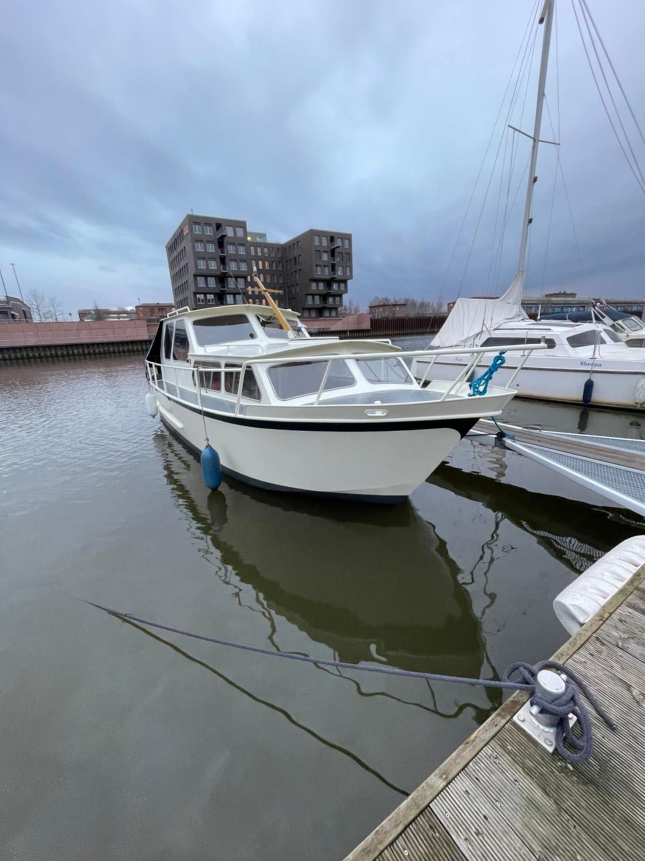 Süsses Motorboot - Bremen Überseestadt