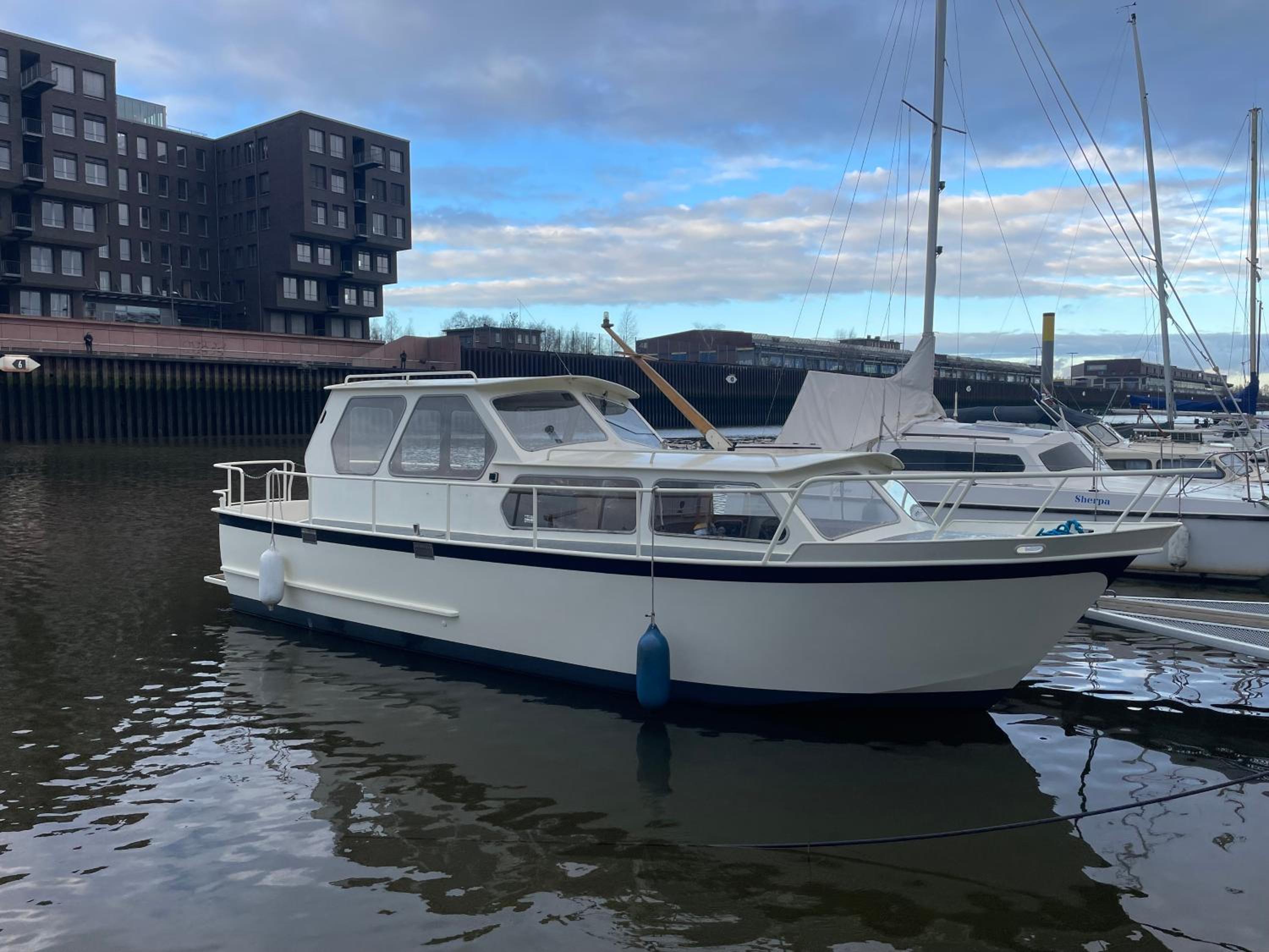 Süsses Motorboot - Bremen Überseestadt