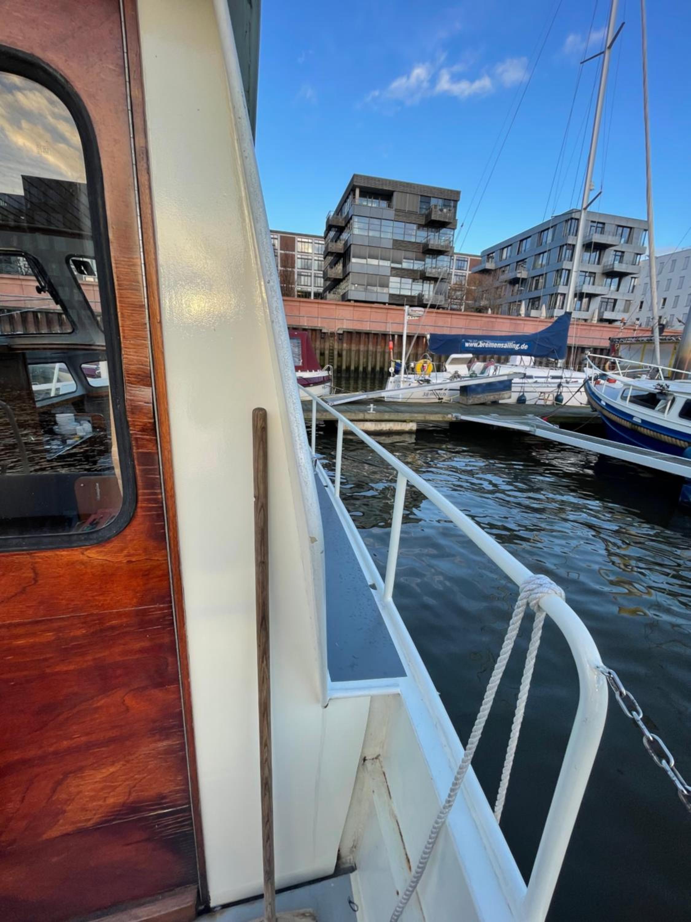 Süsses Motorboot - Bremen Überseestadt