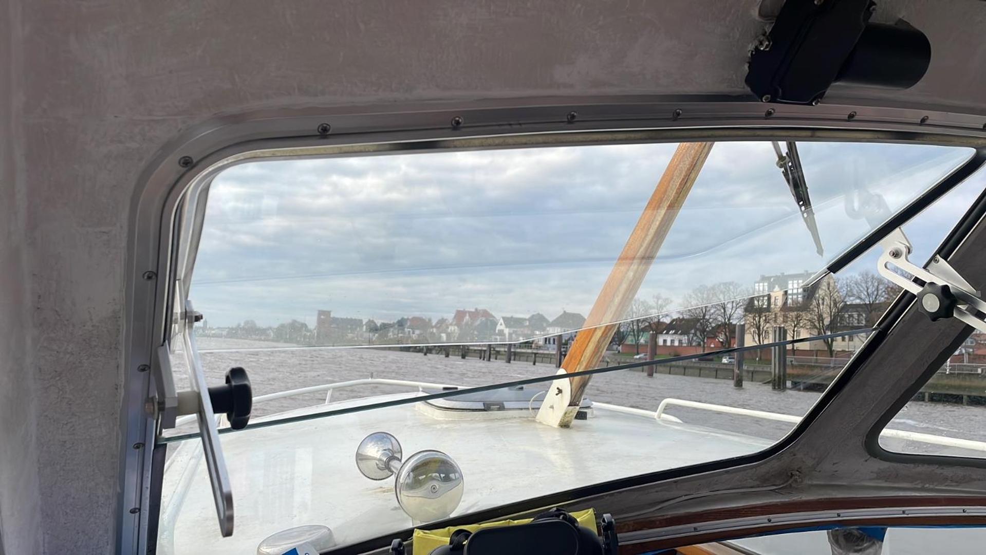Süsses Motorboot - Bremen Überseestadt