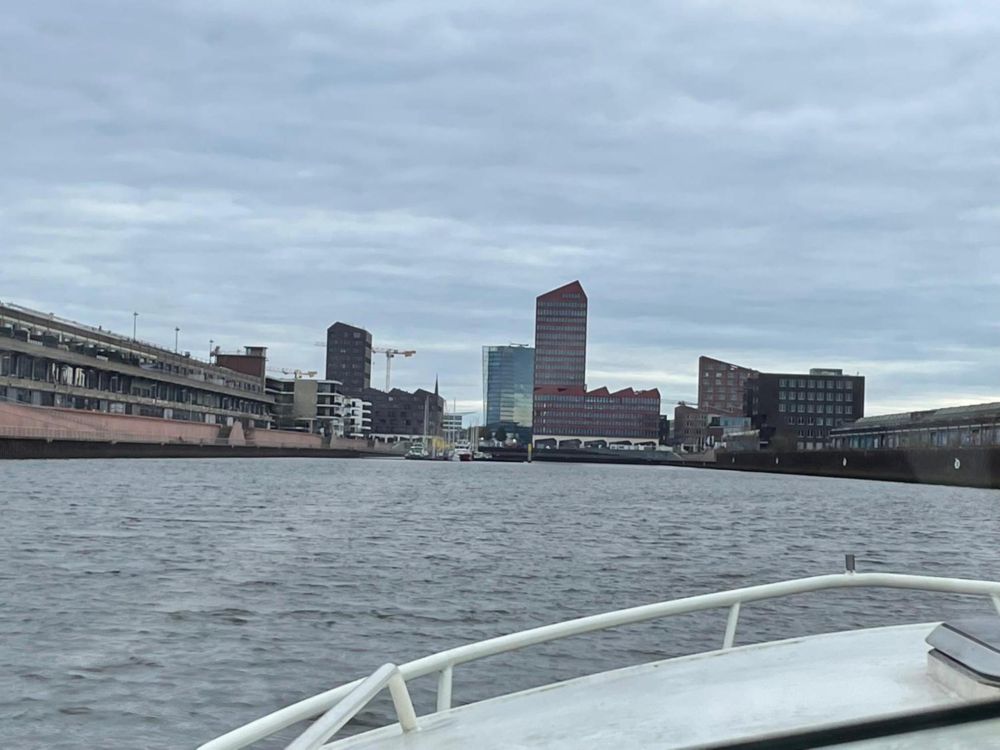 Süsses Motorboot - Bremen Überseestadt
