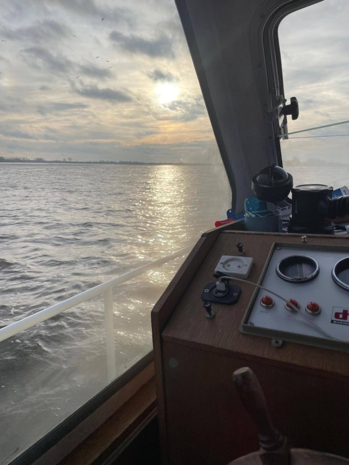 Süsses Motorboot - Bremen Überseestadt