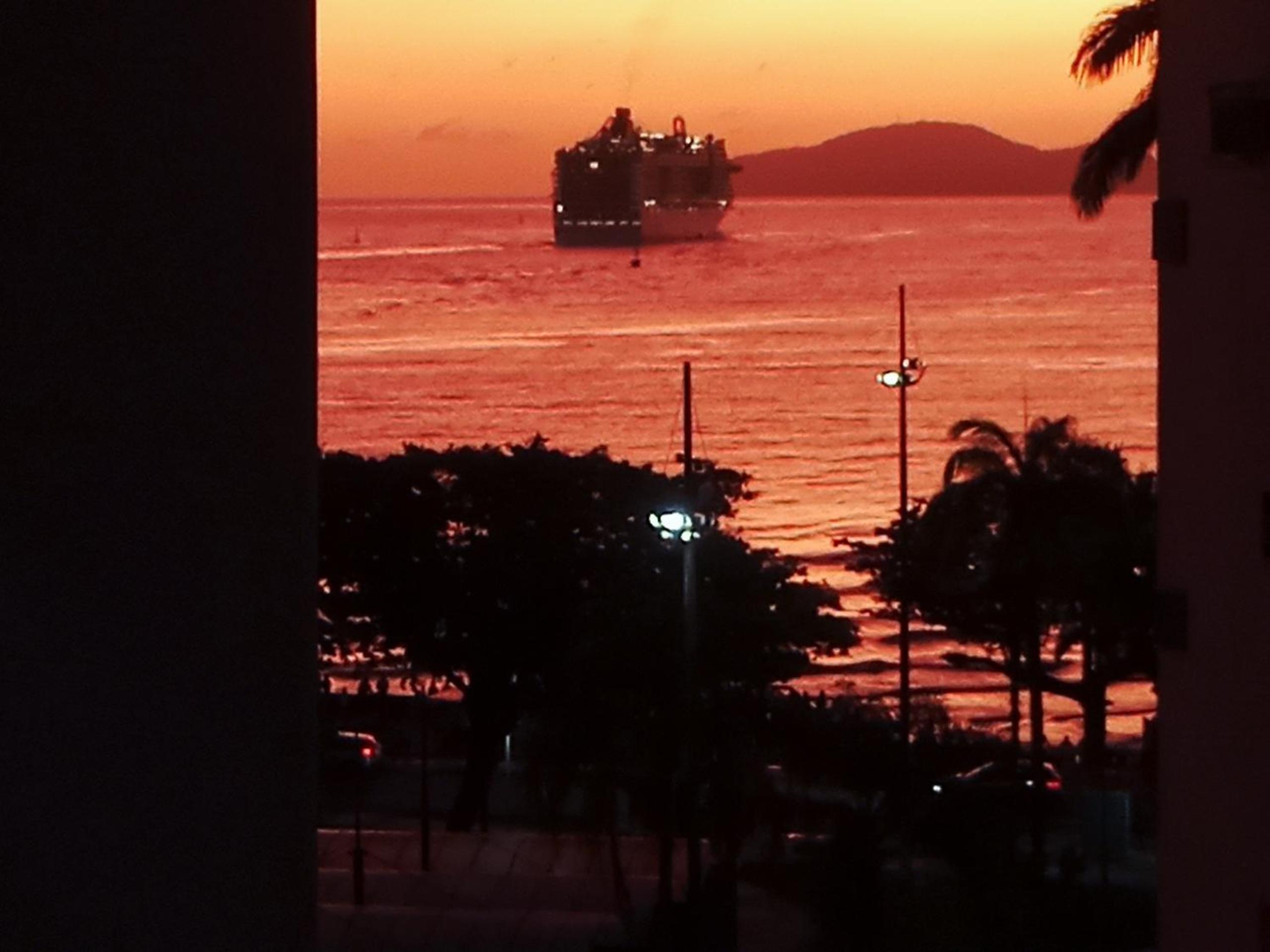 Ponta da Praia amplo 3dorm 3ban frente ao mar