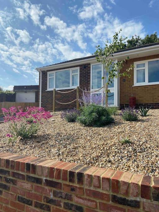 Broadstairs Beach Bungalow. Dogs welcome! view 2