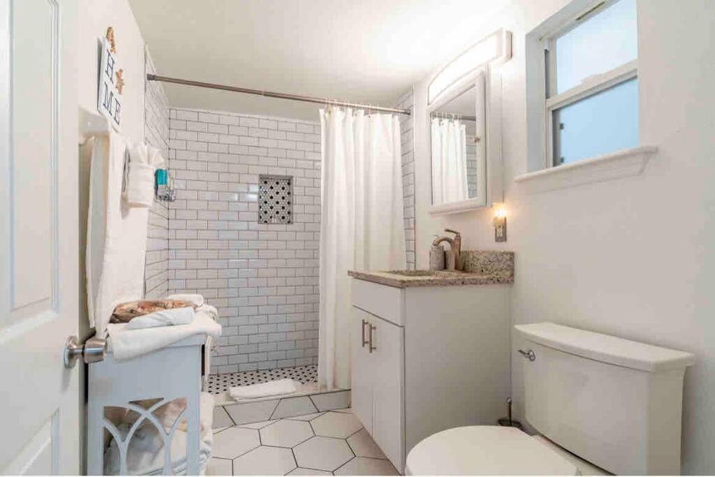 Lovely 2 bedrooms, steps away from the beach. view 2