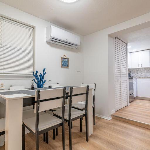 Lovely 2 bedrooms, steps away from the beach. view 4