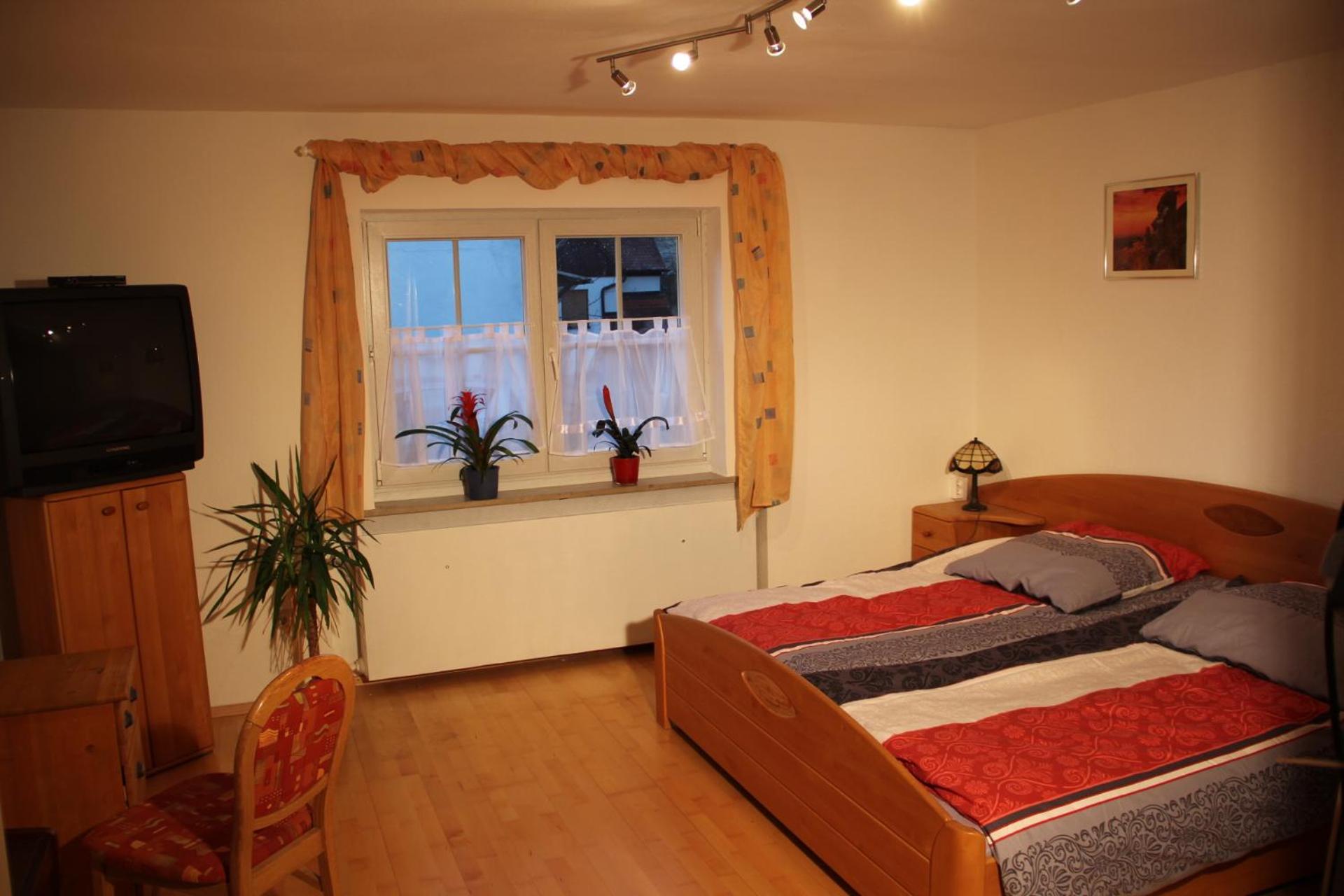 Ferienwohnung mit 4 Schlafzimmer für 2 bis 9 Gäste----Apartment with 4 bedrooms for 2 to 9 guests