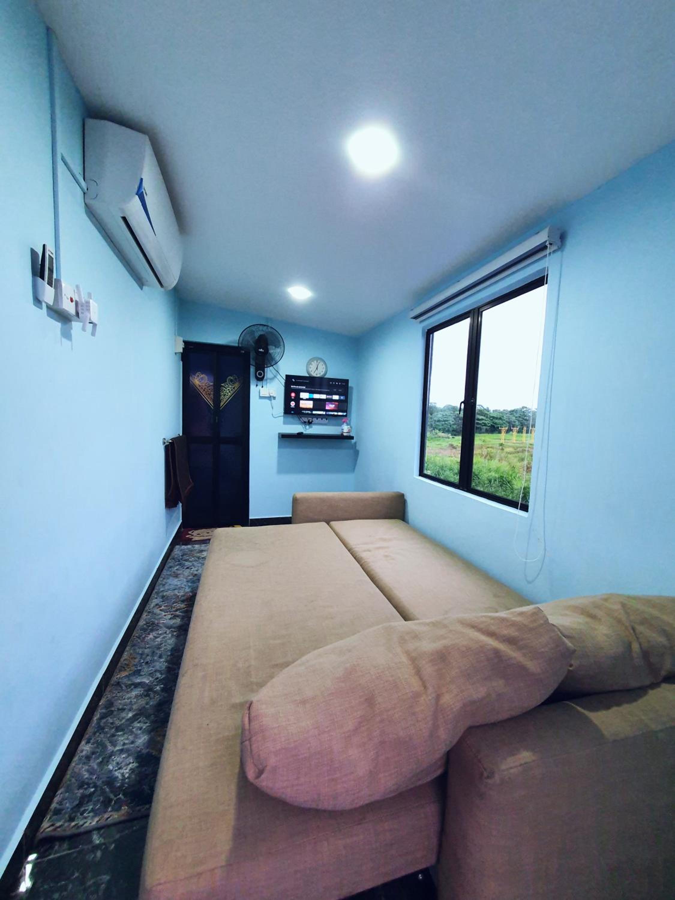 Cabin stay with Sunrise and plane spotting view photo 5