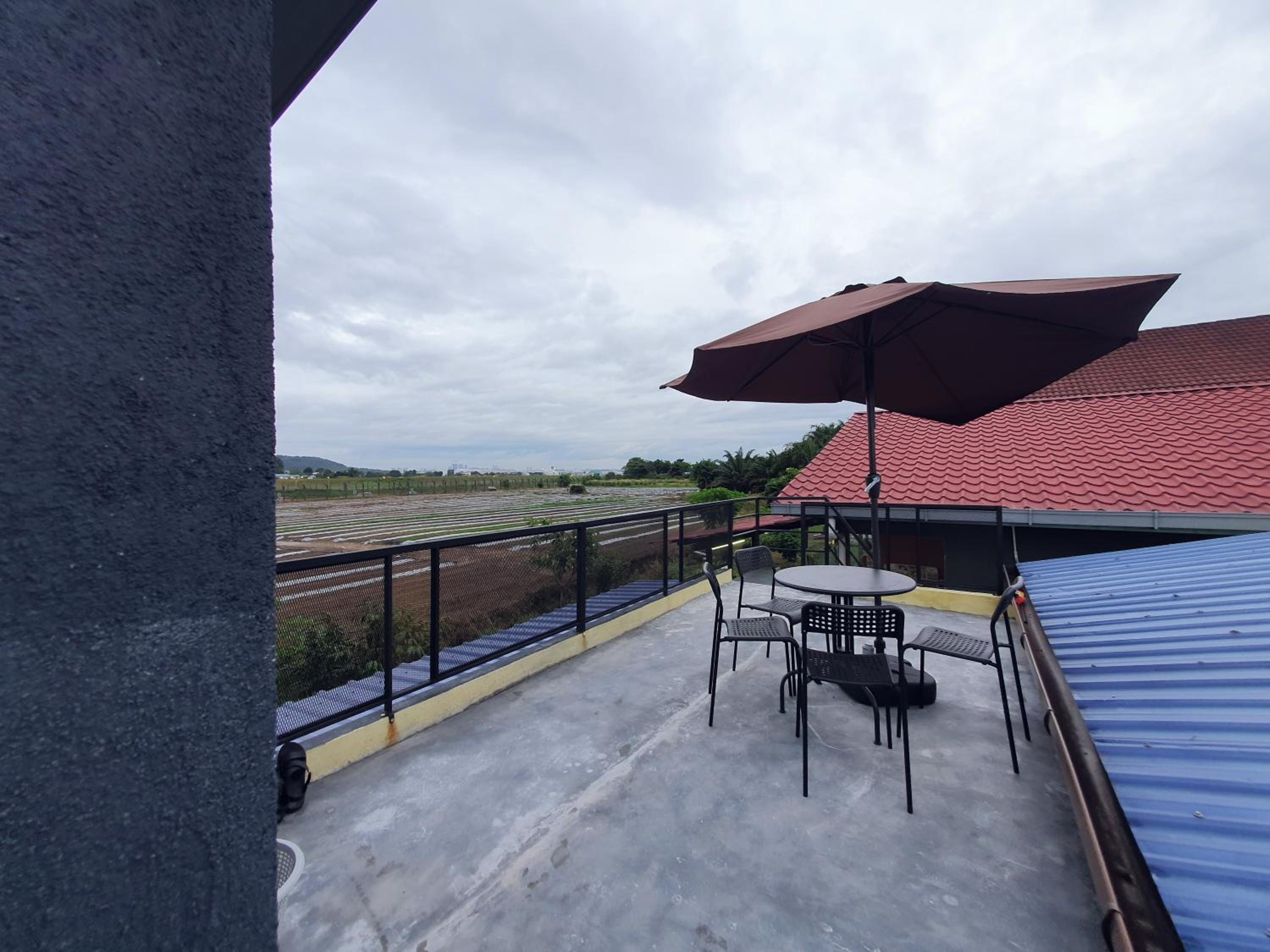 Cabin stay with Sunrise and plane spotting view photo 6