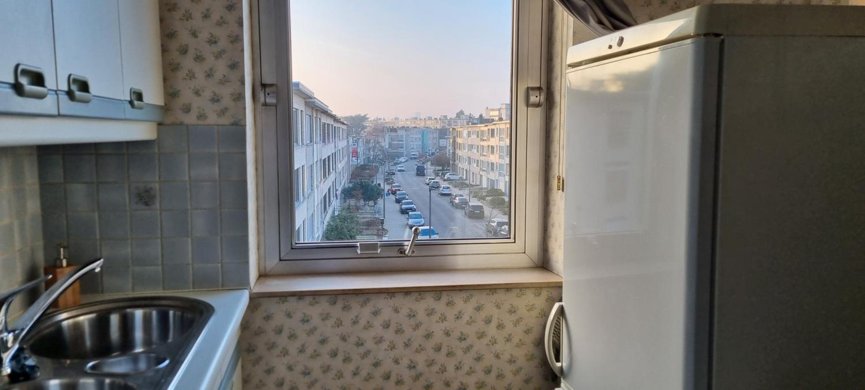SUPERB FLAT WITH 3 BEDROOMS PARKING AND BALCONy