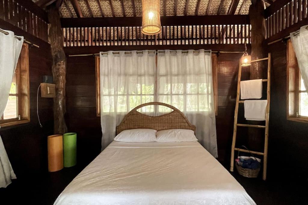 Marahuyo - Off-grid, beachfront, private cabin