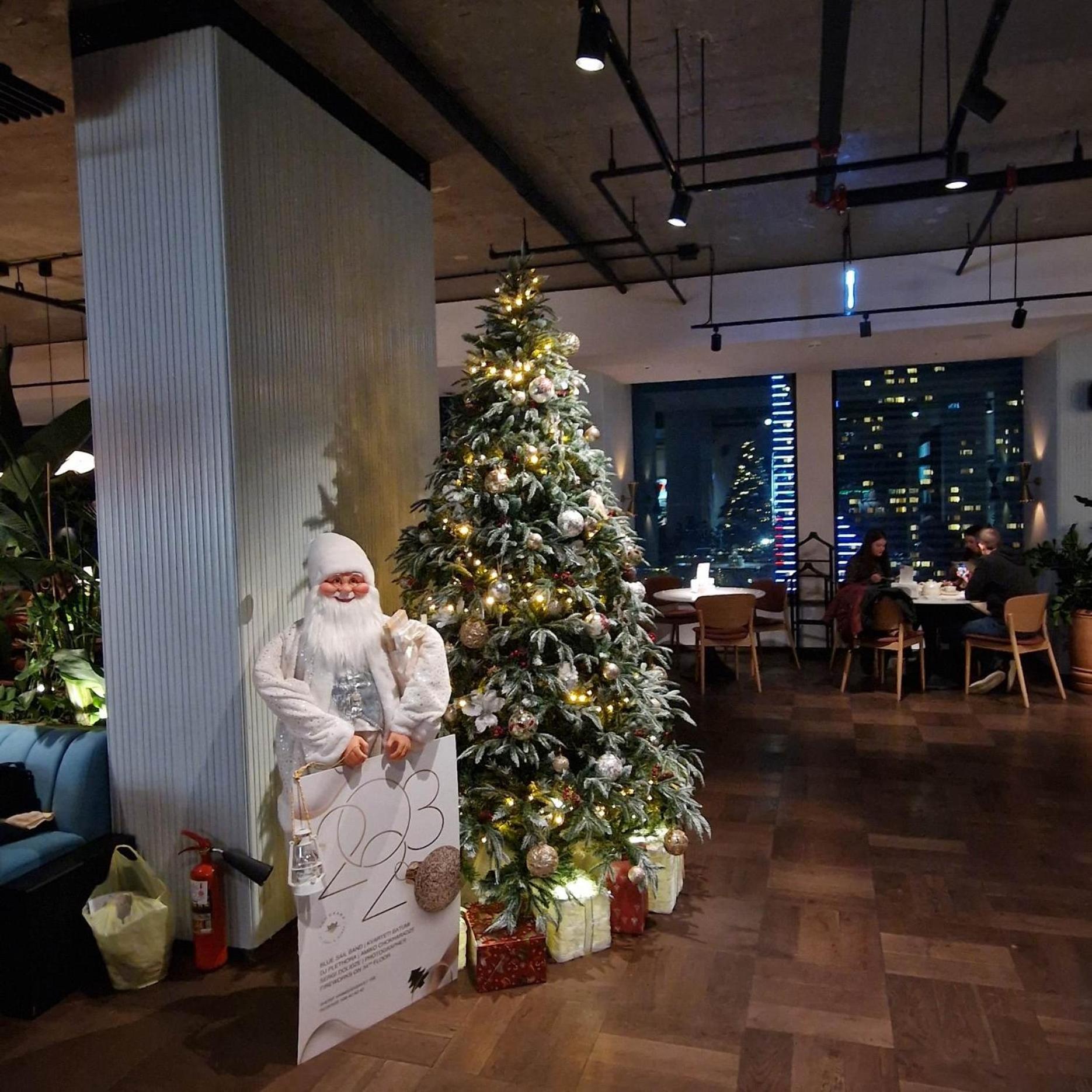 Holiday Lux Tower