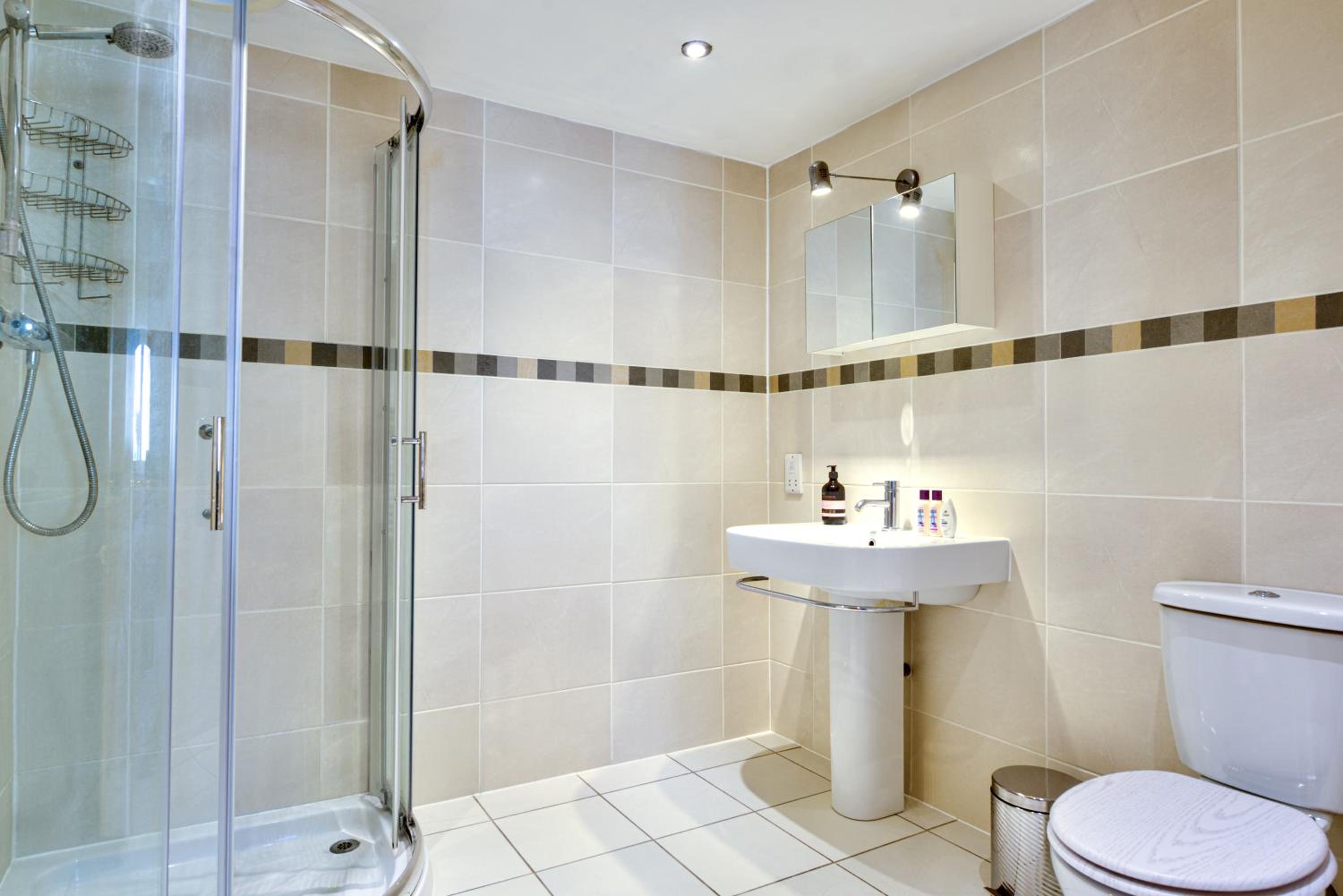 Luxurious Studio Suite -Town Centre - FREE WiFi view 3