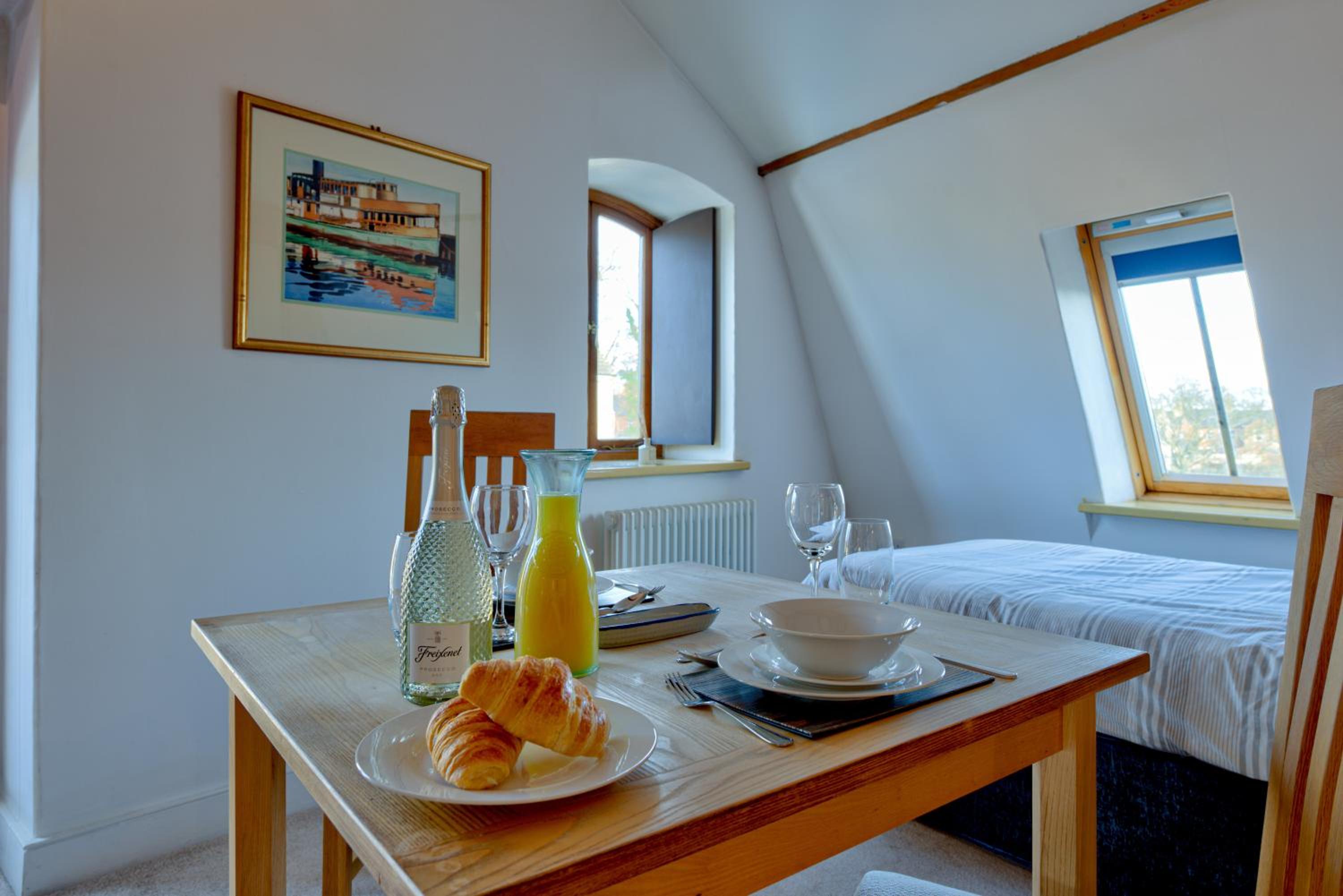 Luxurious Studio Suite -Town Centre - FREE WiFi view 4