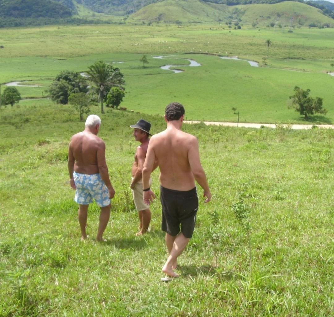 Sítio com piscina, na estrada de Aldeia Velha e rio a frente da porteira