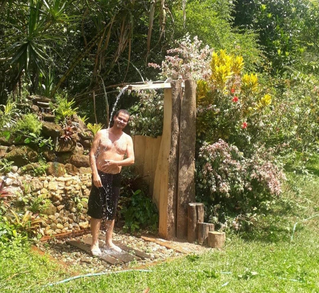 Sítio com piscina, na estrada de Aldeia Velha e rio a frente da porteira