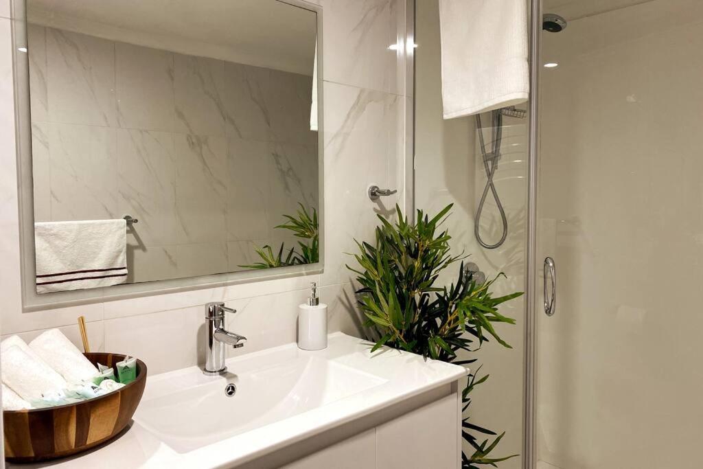Spacious Apartment with the view of Mt. Wellington