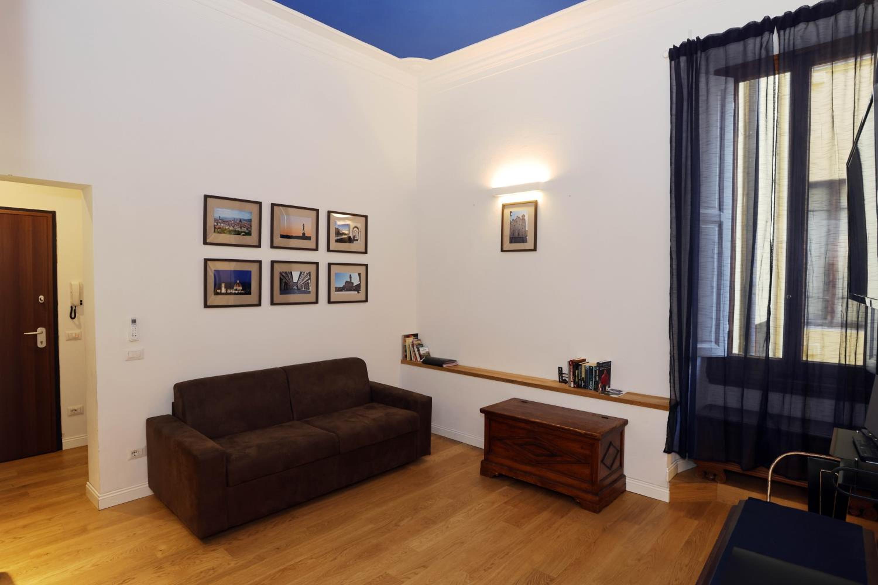 Elegant Quiet Flat 2 min from SMN Station
