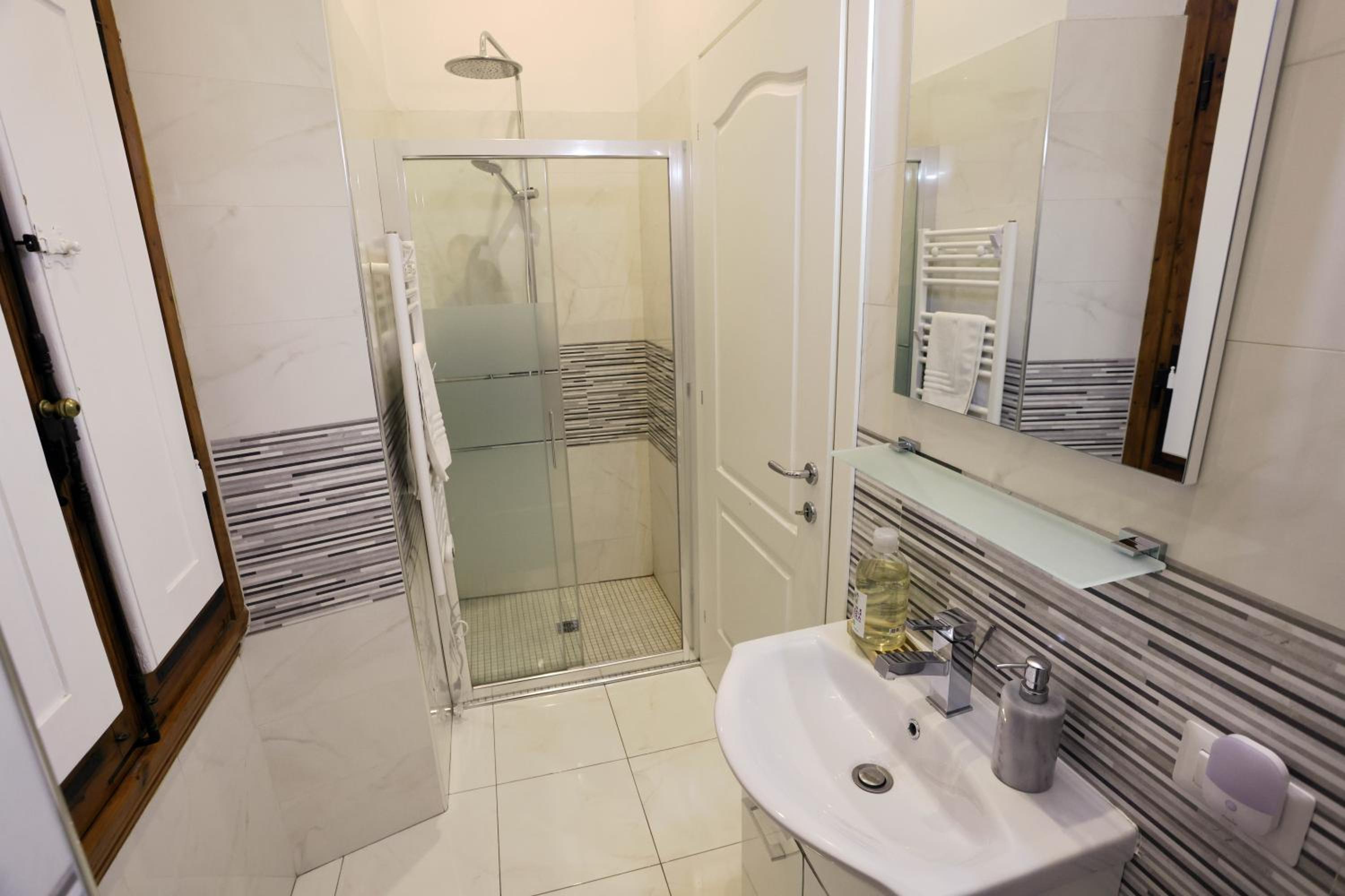 Elegant Quiet Flat 2 min from SMN Station