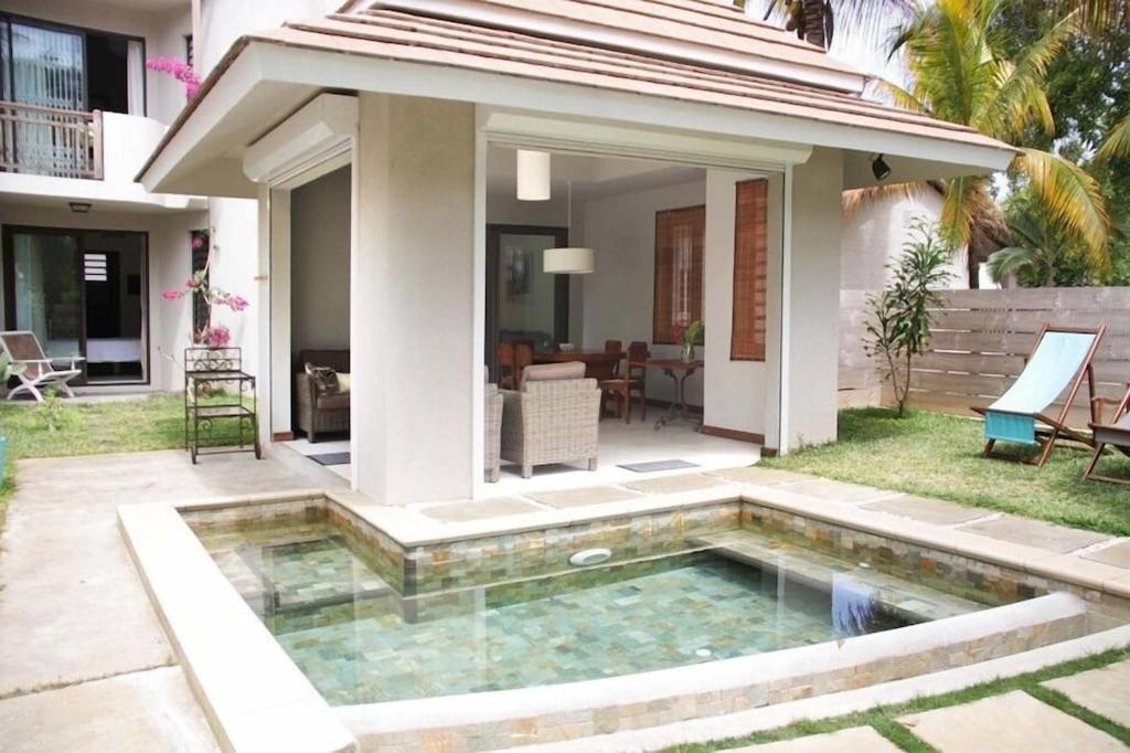 Modern Villa with service. Exceptional beach, private swimming pool